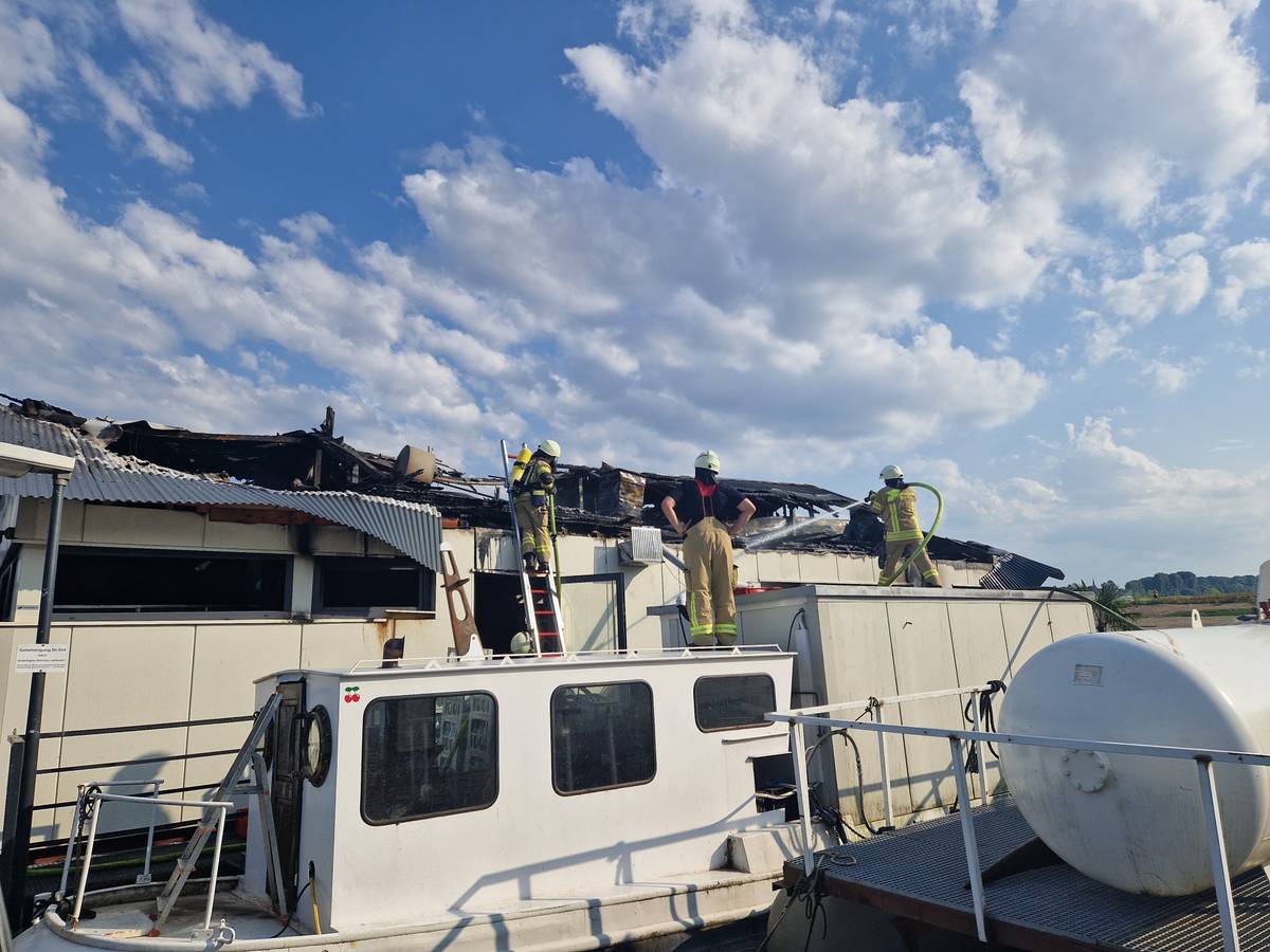 Das abgebrannte Sürther Bootshaus am Dienstagnachmittag