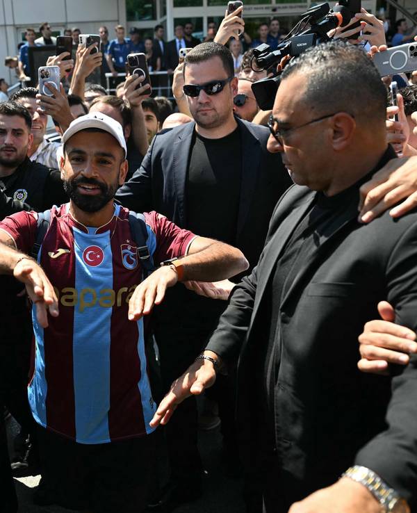 Mohamed Salah agiert am Flughafen mit Fans.