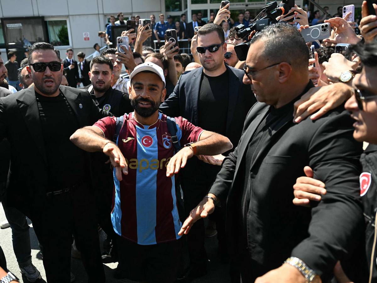 Mohamed Salah agiert am Flughafen mit Fans.