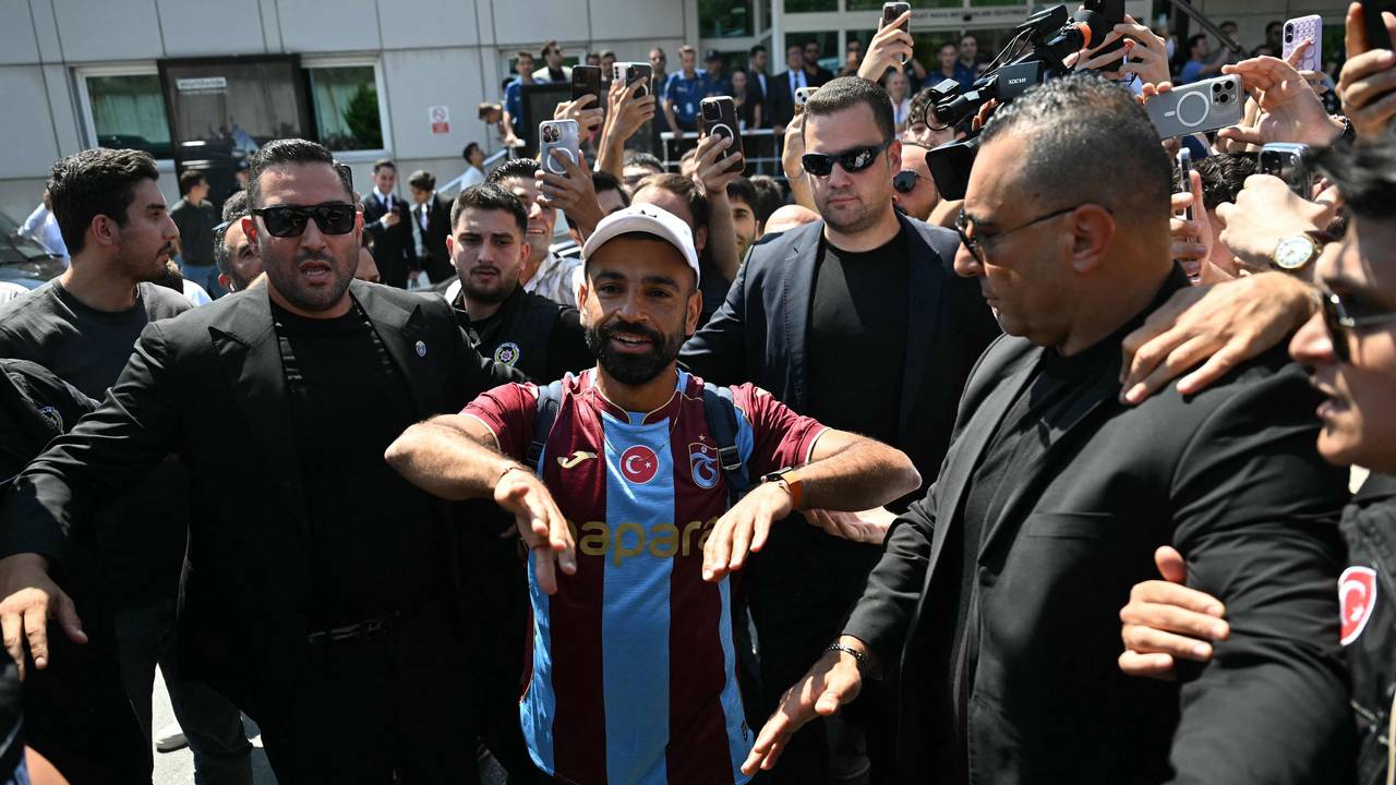 Mohamed Salah agiert am Flughafen mit Fans.