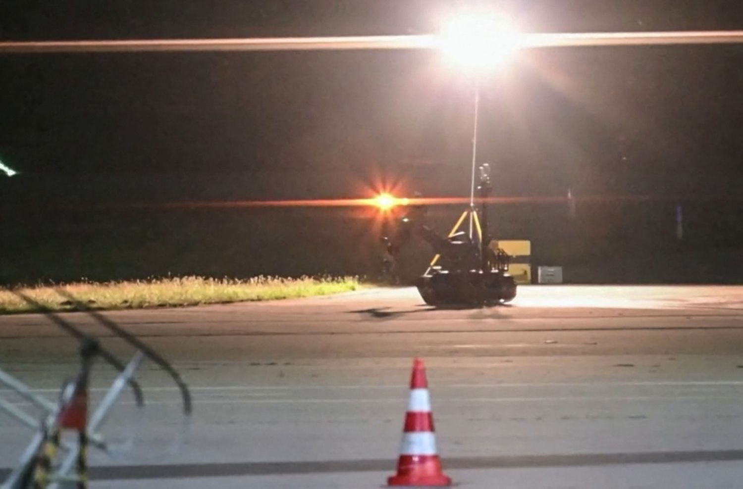 Ein Sprengstoffroboter ist nach einem Vorfall mit einer Drohne auf dem Flughafen Leipzig im Einsatz.