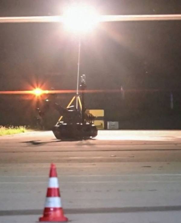 Ein Sprengstoffroboter ist nach einem Vorfall mit einer Drohne auf dem Flughafen Leipzig im Einsatz.