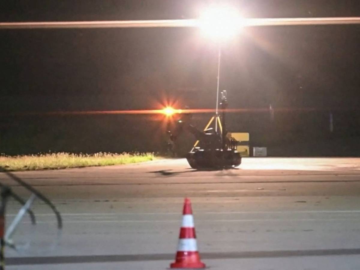 Ein Sprengstoffroboter ist nach einem Vorfall mit einer Drohne auf dem Flughafen Leipzig im Einsatz.