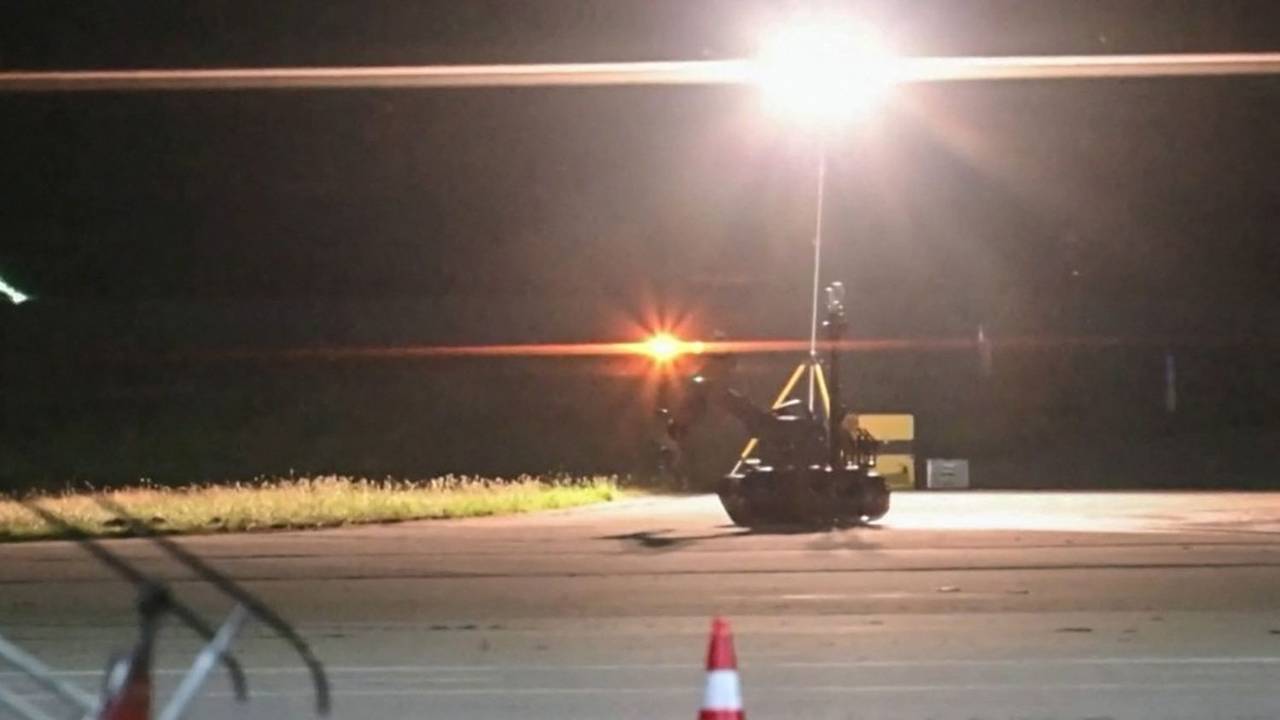 Ein Sprengstoffroboter ist nach einem Vorfall mit einer Drohne auf dem Flughafen Leipzig im Einsatz.