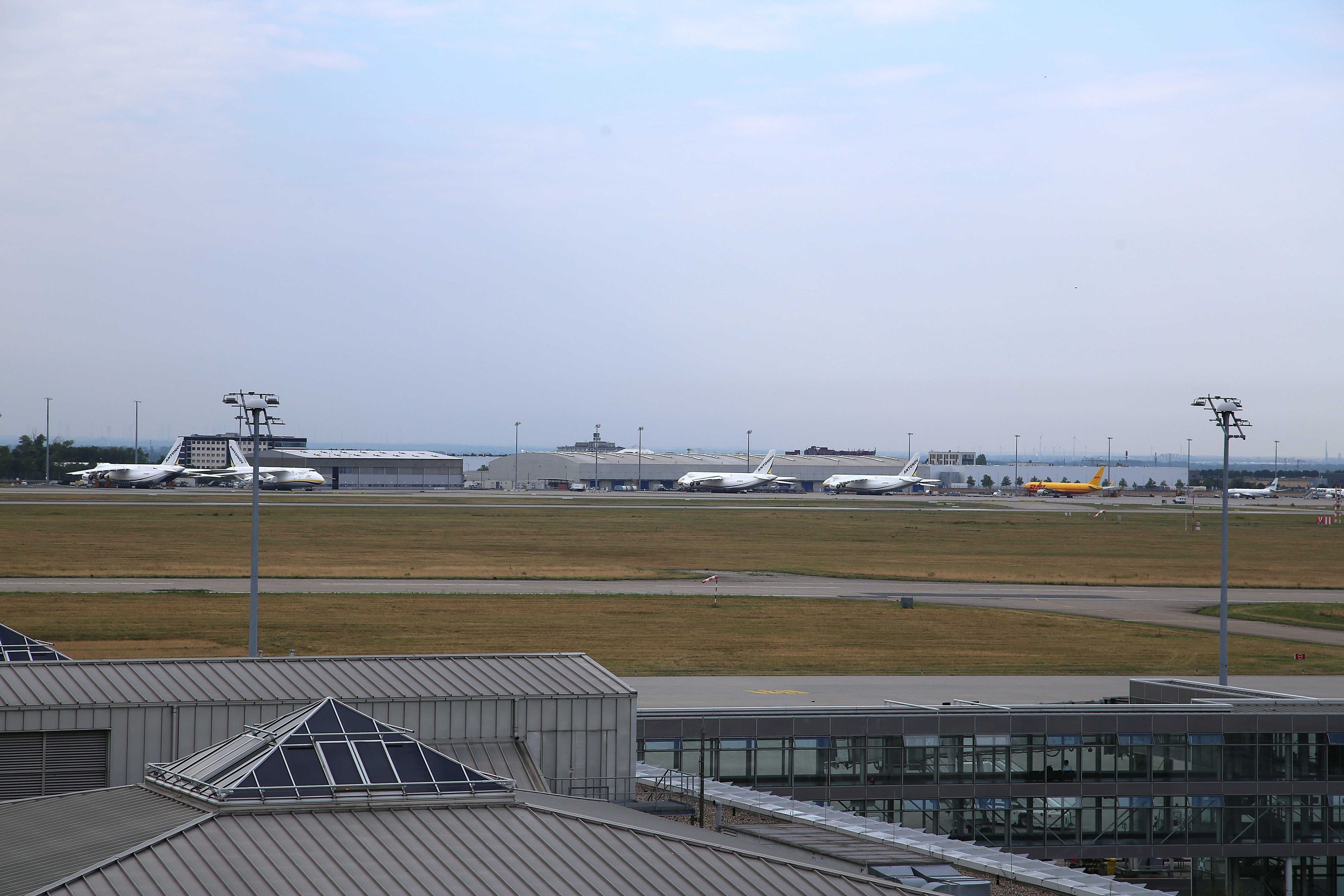 05.08.2026, Sachsen, Leipzig/Halle: Der Flughafen Leipzig/Halle hat in der Nacht den Flugbetrieb eingestellt, nachdem ein unbekanntes Flugobjekt und zugleich ein verdächtiger Gegenstand gefunden wurden. Foto: Tobias Junghanns/dpa +++ dpa-Bildfunk +++