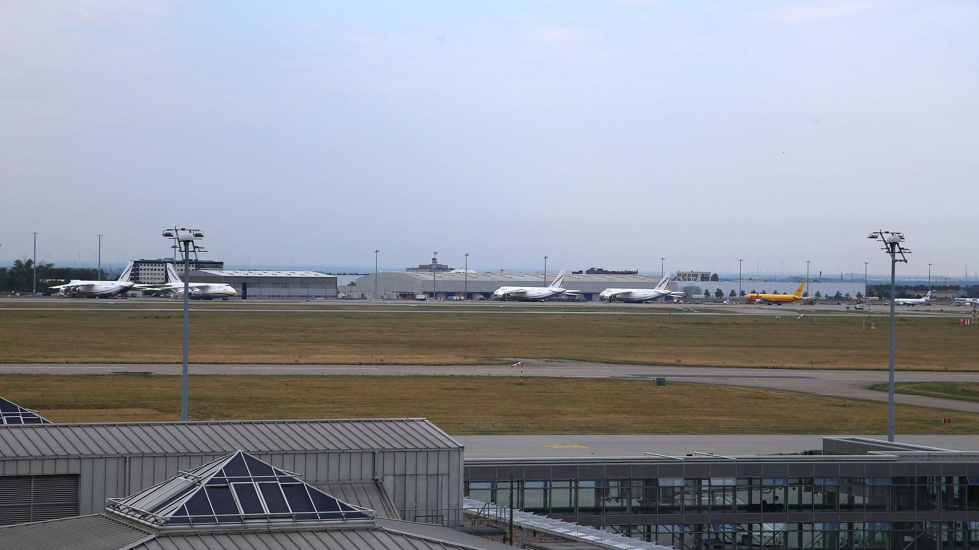 05.08.2026, Sachsen, Leipzig/Halle: Der Flughafen Leipzig/Halle hat in der Nacht den Flugbetrieb eingestellt, nachdem ein unbekanntes Flugobjekt und zugleich ein verdächtiger Gegenstand gefunden wurden. Foto: Tobias Junghanns/dpa +++ dpa-Bildfunk +++