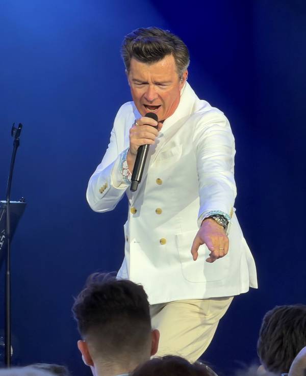 Rick Astley beim Auftritt auf der Tanzbrunnen-Bühne.