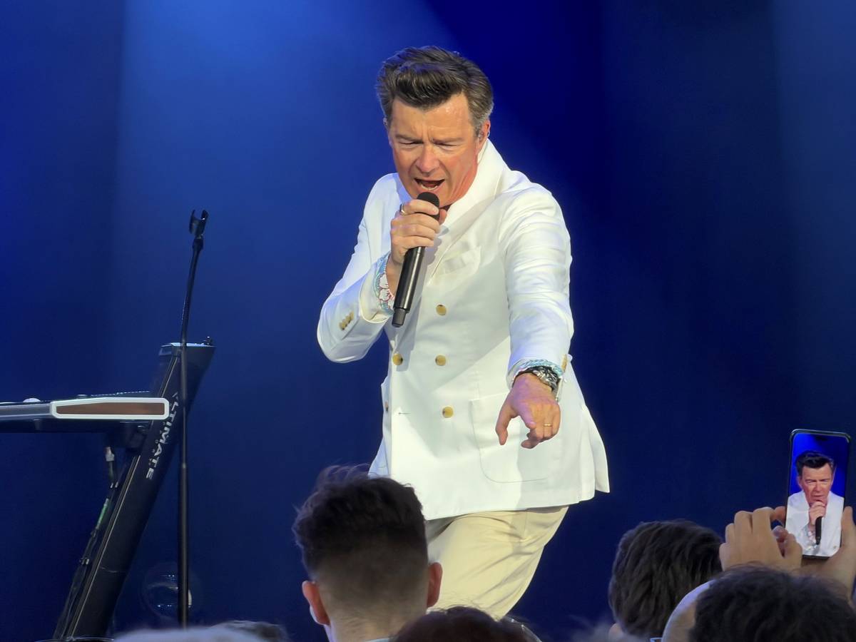 Rick Astley beim Auftritt auf der Tanzbrunnen-Bühne.