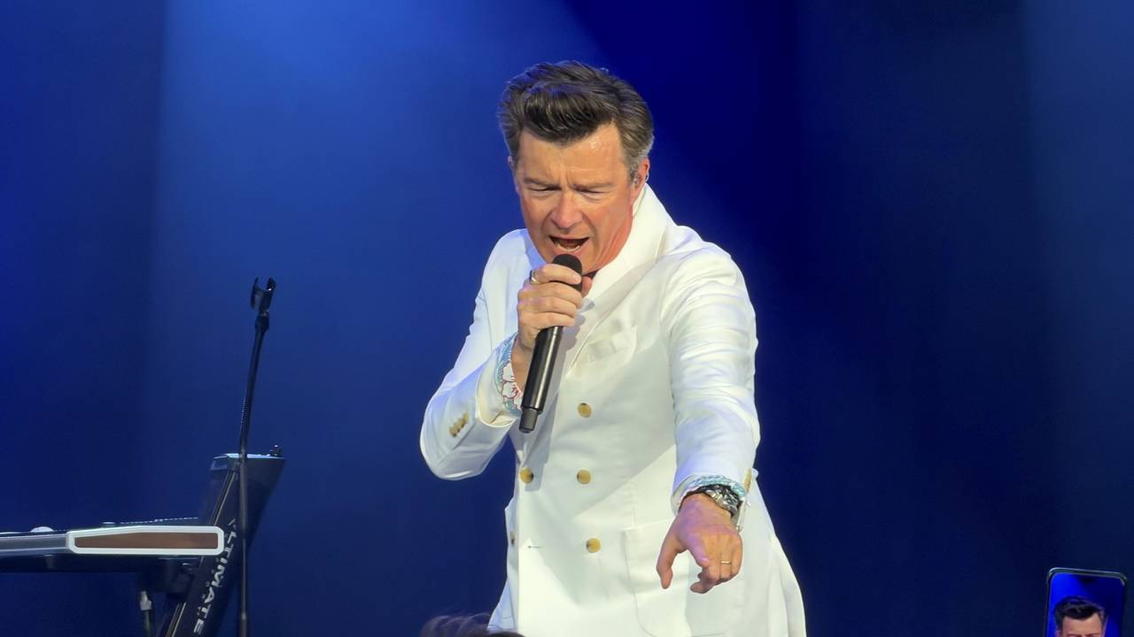 Rick Astley beim Auftritt auf der Tanzbrunnen-Bühne.