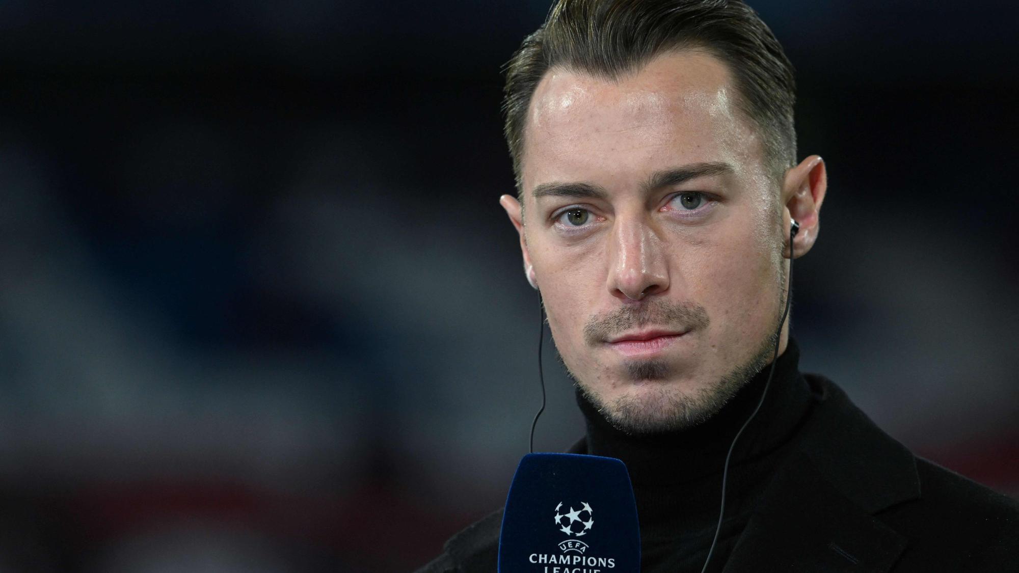 Matthias Jaissle hält Mikrofon
