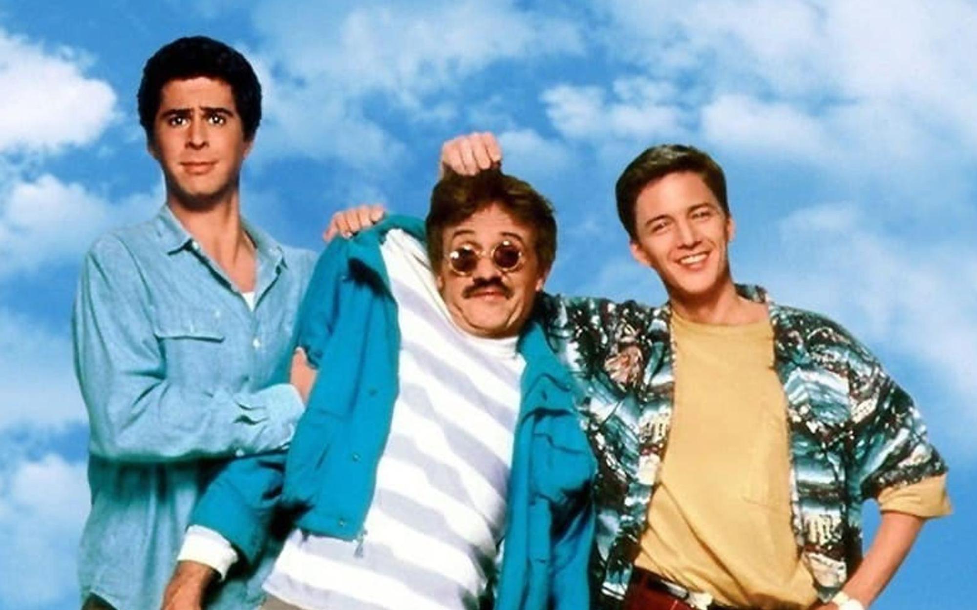Ein derber Slapstick-Spaß: In „Immer Ärger mit Bernie“ spielen Jonathan Silverman (links) und Andrew McCarthy zwei Versicherungsangestellte, die es mit der Leiche ihres Chefs (Terry Kiser, Mitte) zu tun bekommen. (Bild: 20th Century Studios)