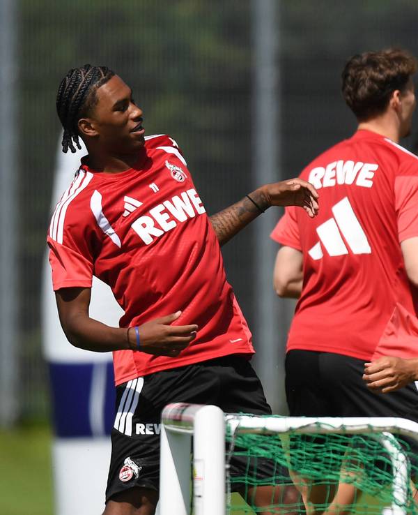 Reigan Heskey und Jahmai Simpson-Pusey bei einer gemeinsamen Übung im Training.