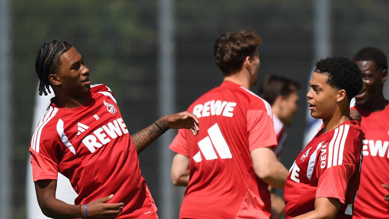 Reigan Heskey und Jahmai Simpson-Pusey bei einer gemeinsamen Übung im Training.