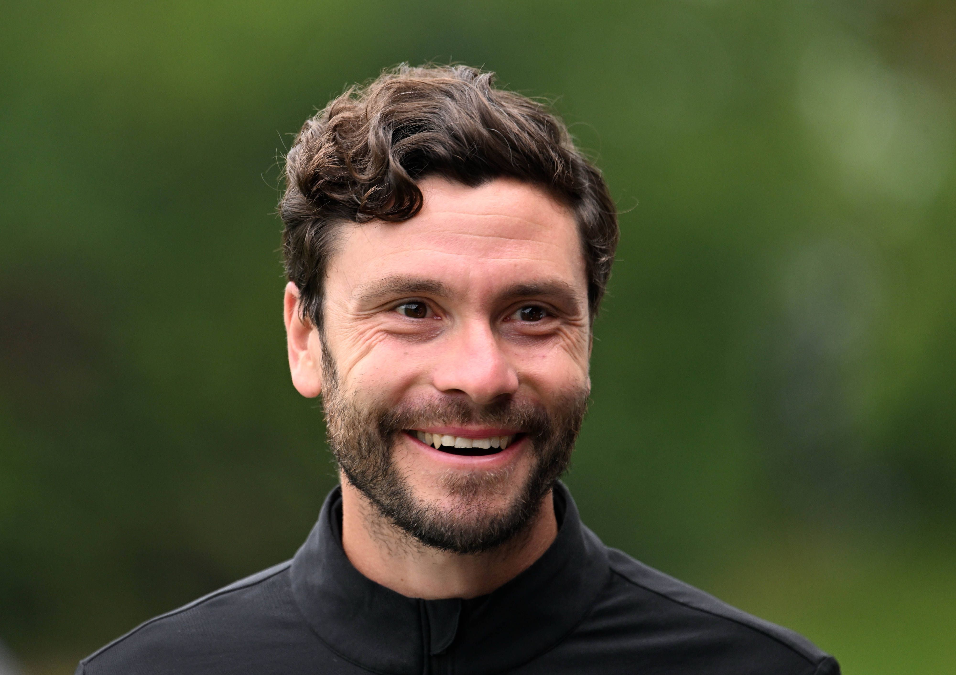 Jonas Hector lächelt bei einem Golfturnier.