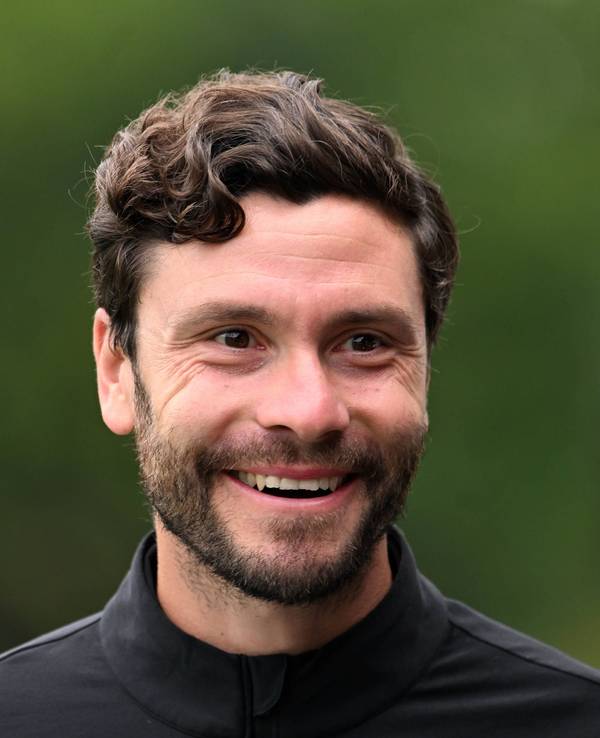 Jonas Hector lächelt bei einem Golfturnier.