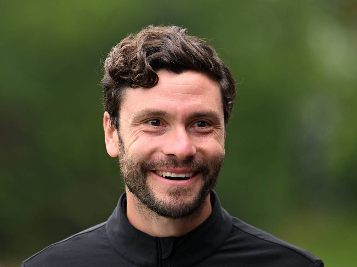 Jonas Hector lächelt bei einem Golfturnier.