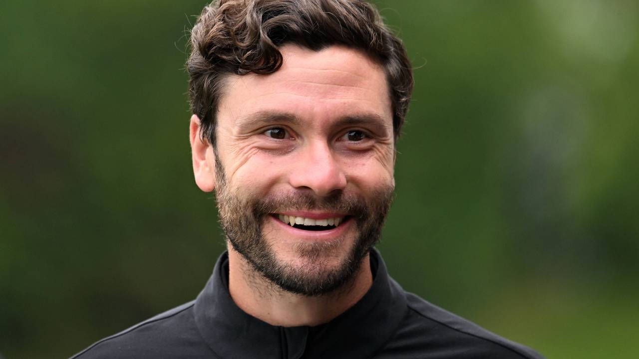 Jonas Hector lächelt bei einem Golfturnier.