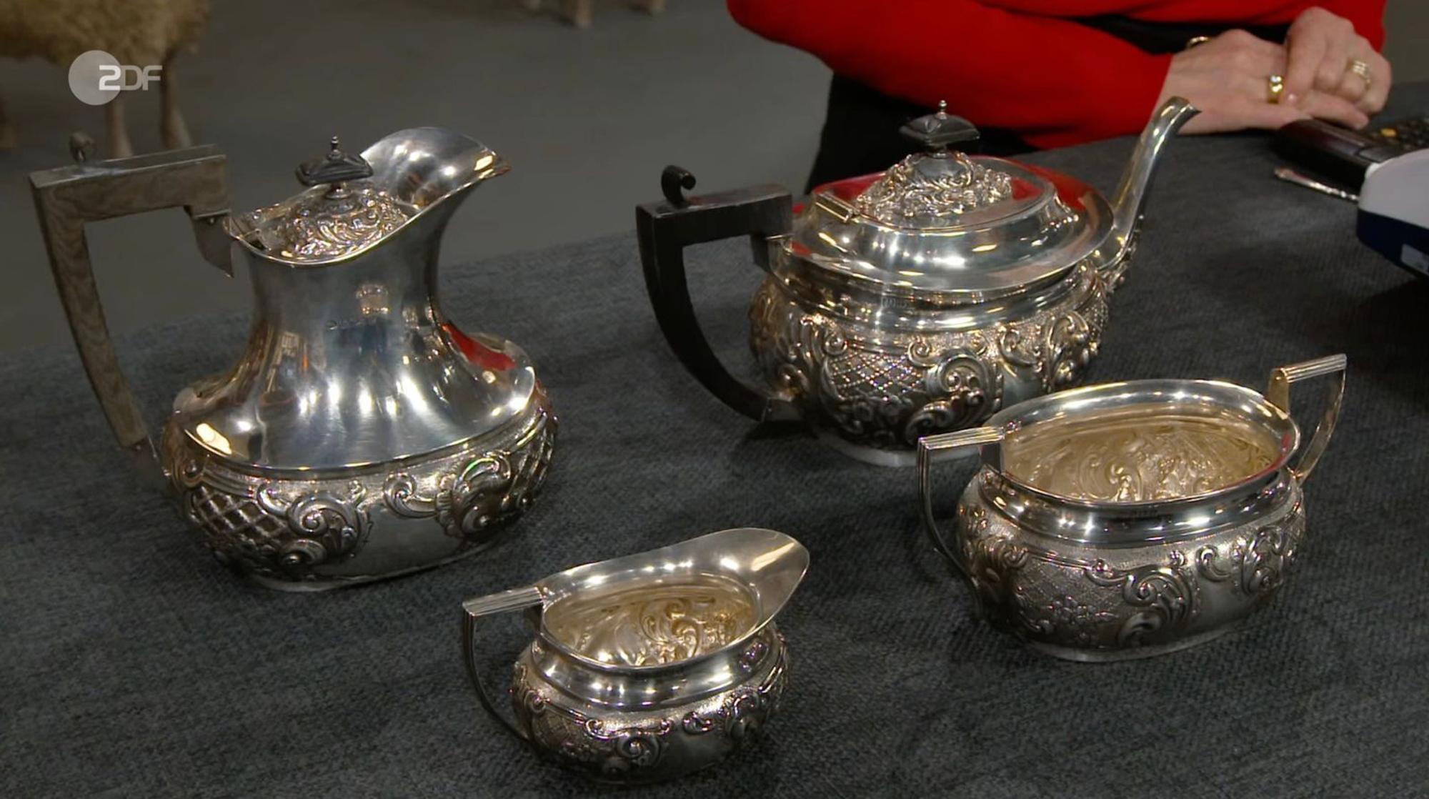 Ein englisches Kaffee- und Teeservice aus 925er Silber stammte laut Punzierung aus den Jahren 1917 und 1921. Gewünscht wurden 1.000 Euro. Heide Rezepa-Zabel schätzte das Set wegen des hohen Silberwerts aber auf 3.800 bis 4.000 Euro - allein der Materialwert lag bei 3.500 Euro. Friedrich Häusser zahlte letztlich 4.000 Euro. (Bild: ZDF)