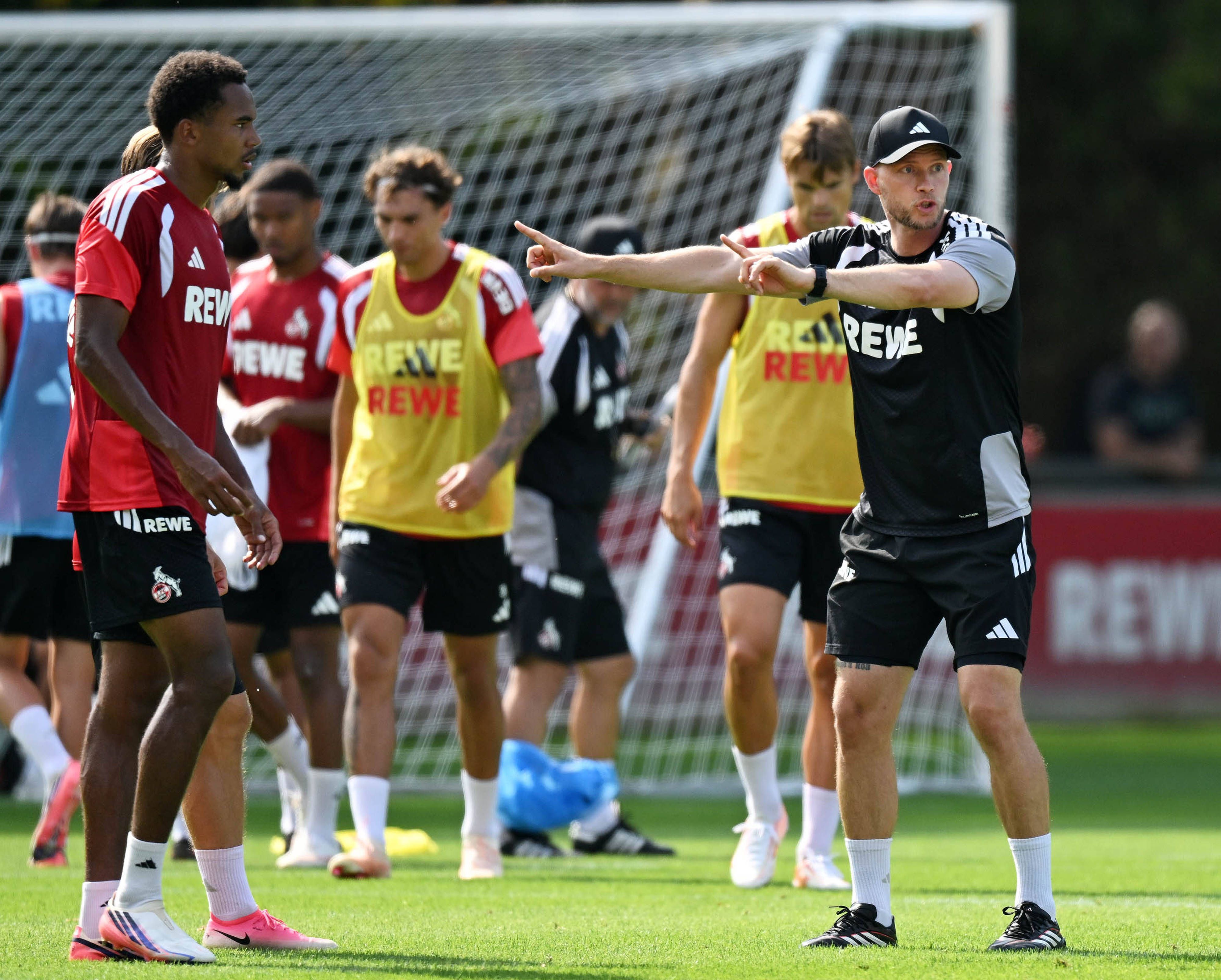René Wagner gibt beim Training des 1. FC Köln klare Anweisungen.