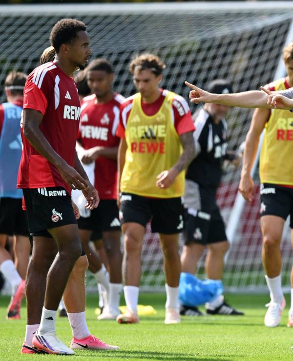 René Wagner gibt beim Training des 1. FC Köln klare Anweisungen.