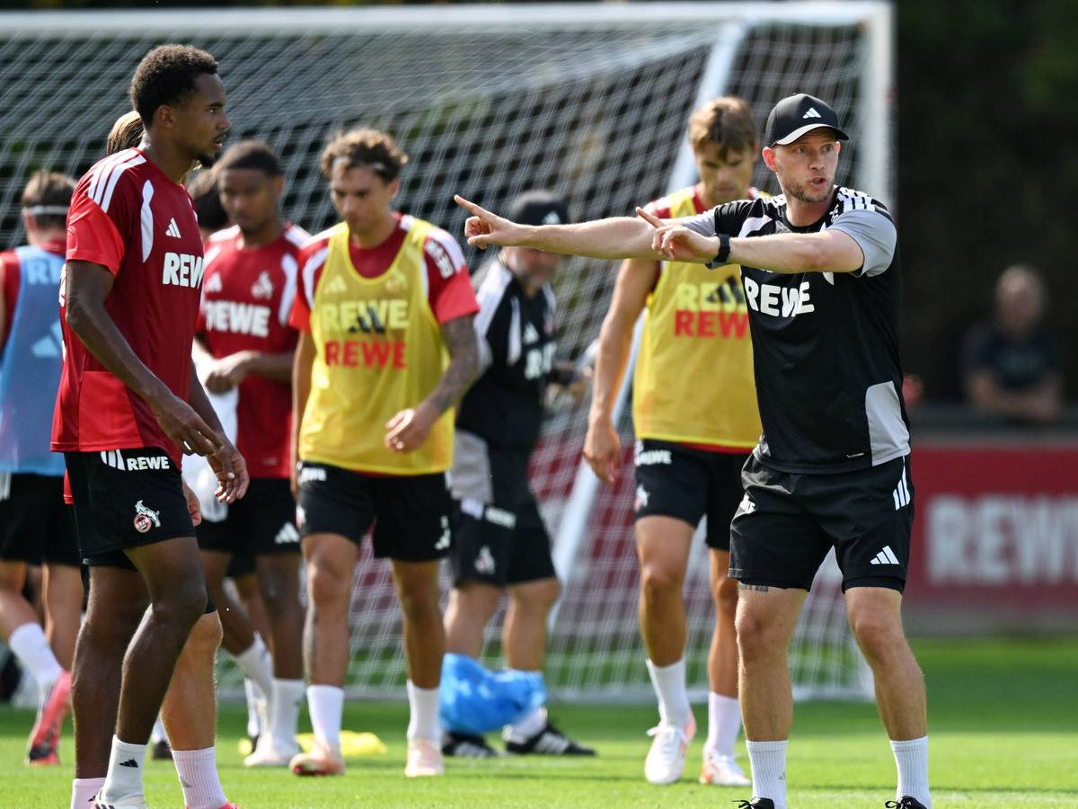René Wagner gibt beim Training des 1. FC Köln klare Anweisungen.