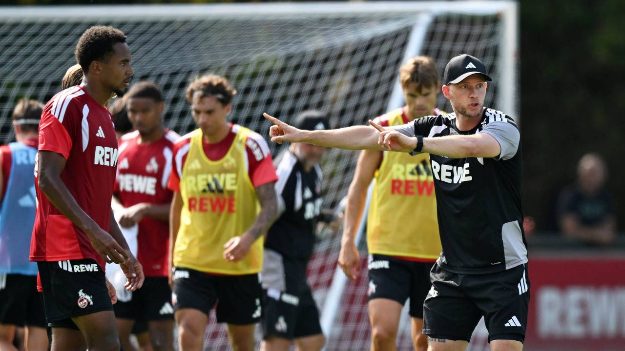 René Wagner gibt beim Training des 1. FC Köln klare Anweisungen.
