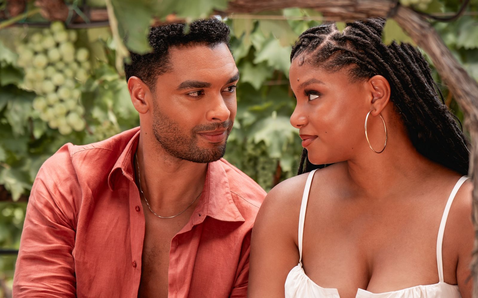 Michael (Regé-Jean Page) und Anna (Halle Bailey) verstehen sich gut. Aber es gibt ein Problem: Anna hat erzählt, dass sie mit Michaels Cousin verlobt sei, und im Hintergrund wird bereits die große italienische Traumhochzeit vorbereitet. (Bild: 2026 Universal Studios)