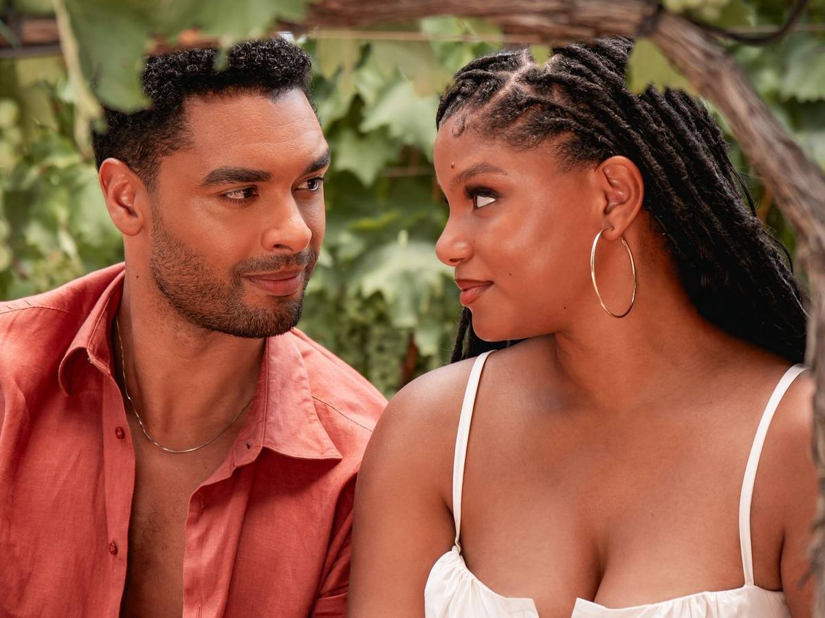 Michael (Regé-Jean Page) und Anna (Halle Bailey) verstehen sich gut. Aber es gibt ein Problem: Anna hat erzählt, dass sie mit Michaels Cousin verlobt sei, und im Hintergrund wird bereits die große italienische Traumhochzeit vorbereitet. (Bild: 2026 Universal Studios)