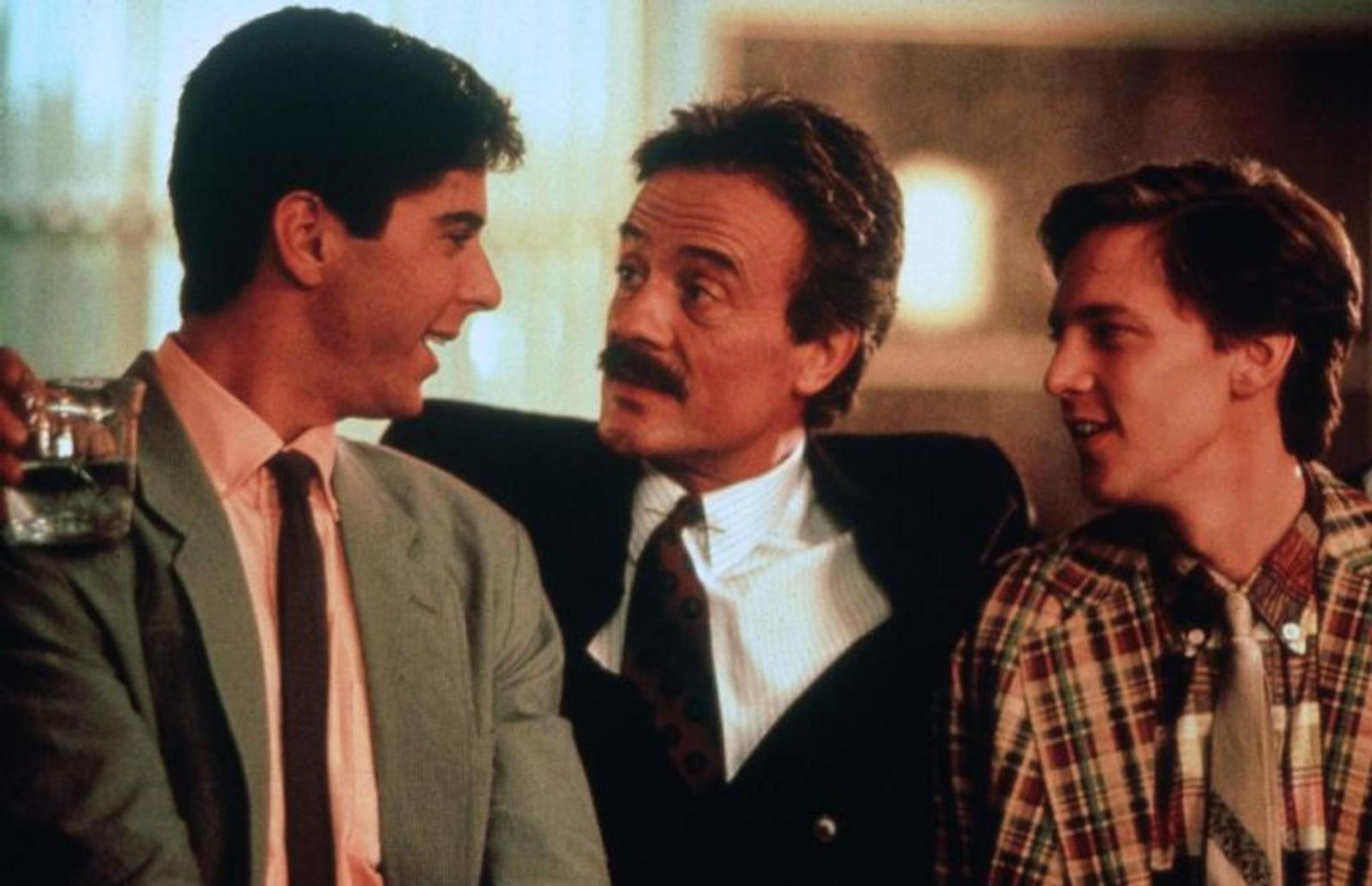 Richards (Jonathann Silverman, links) und Larrys (Andrew McCarthy, rechts) Chef Bernie Lomax (Terry Kiser) macht gute Miene zum bösen Spiel. (Bild: 20th Century Studios)