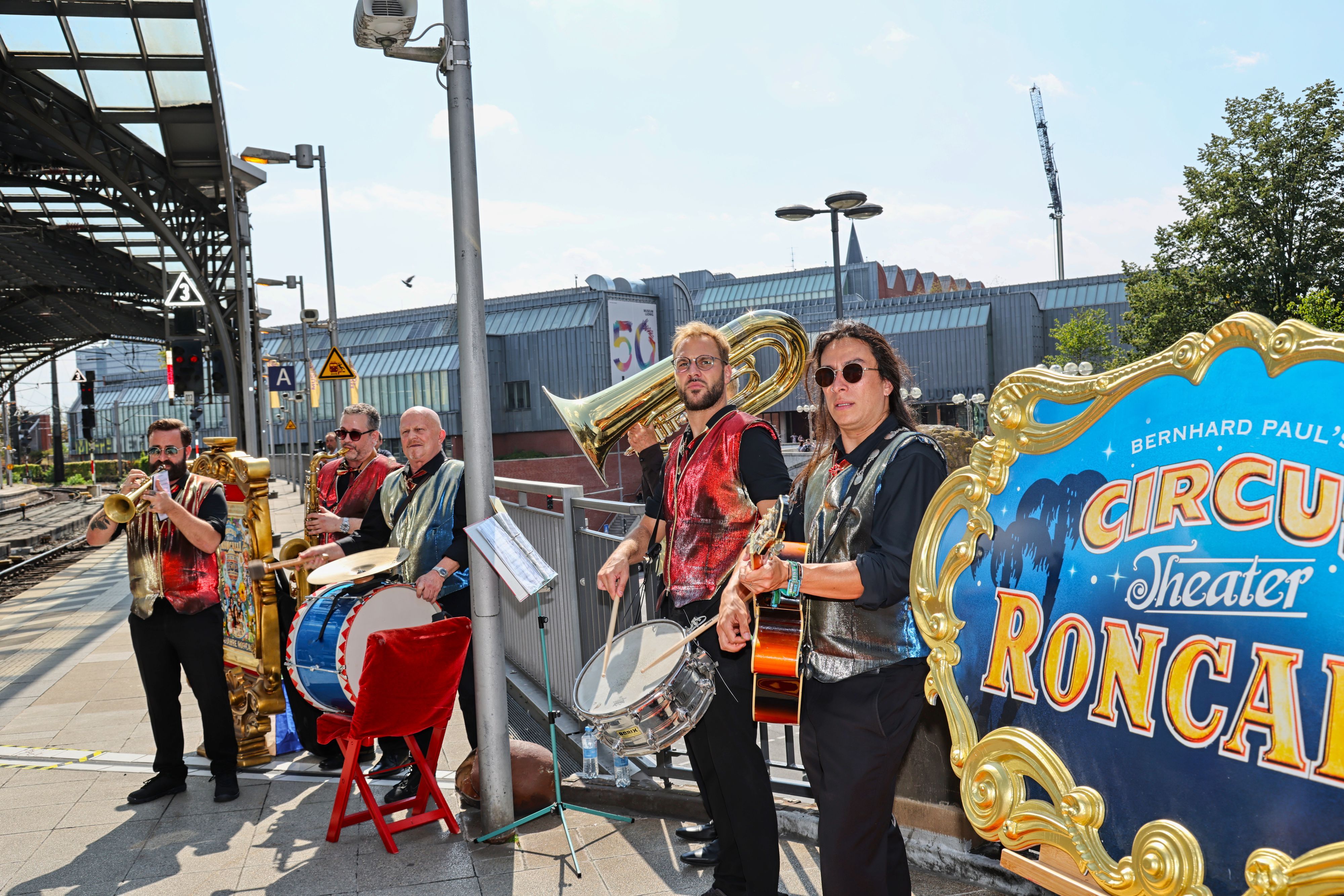 Die Roncalli-Band spielt im Kölner Hauptbahnhof.