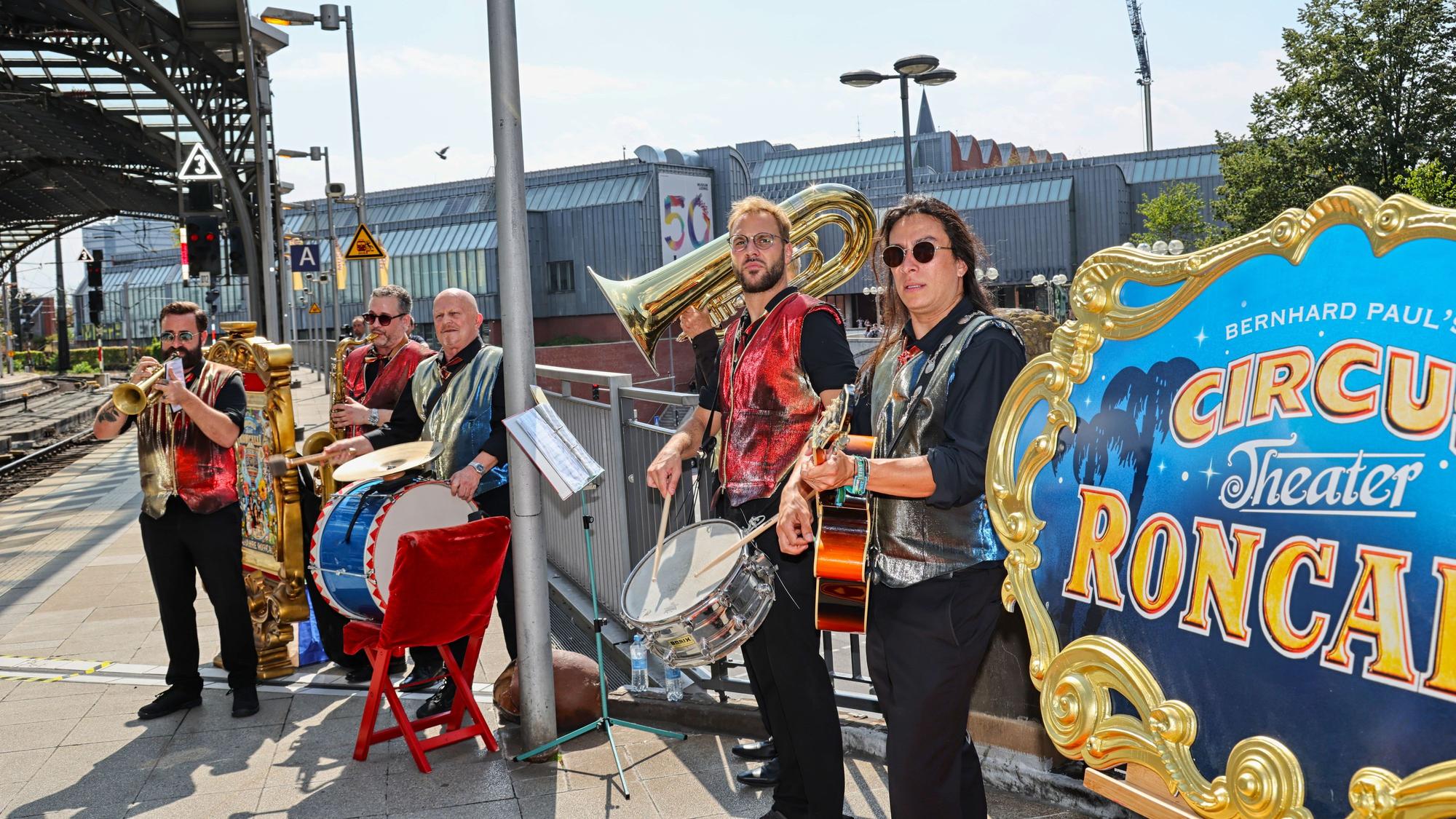 Die Roncalli-Band spielt im Kölner Hauptbahnhof.