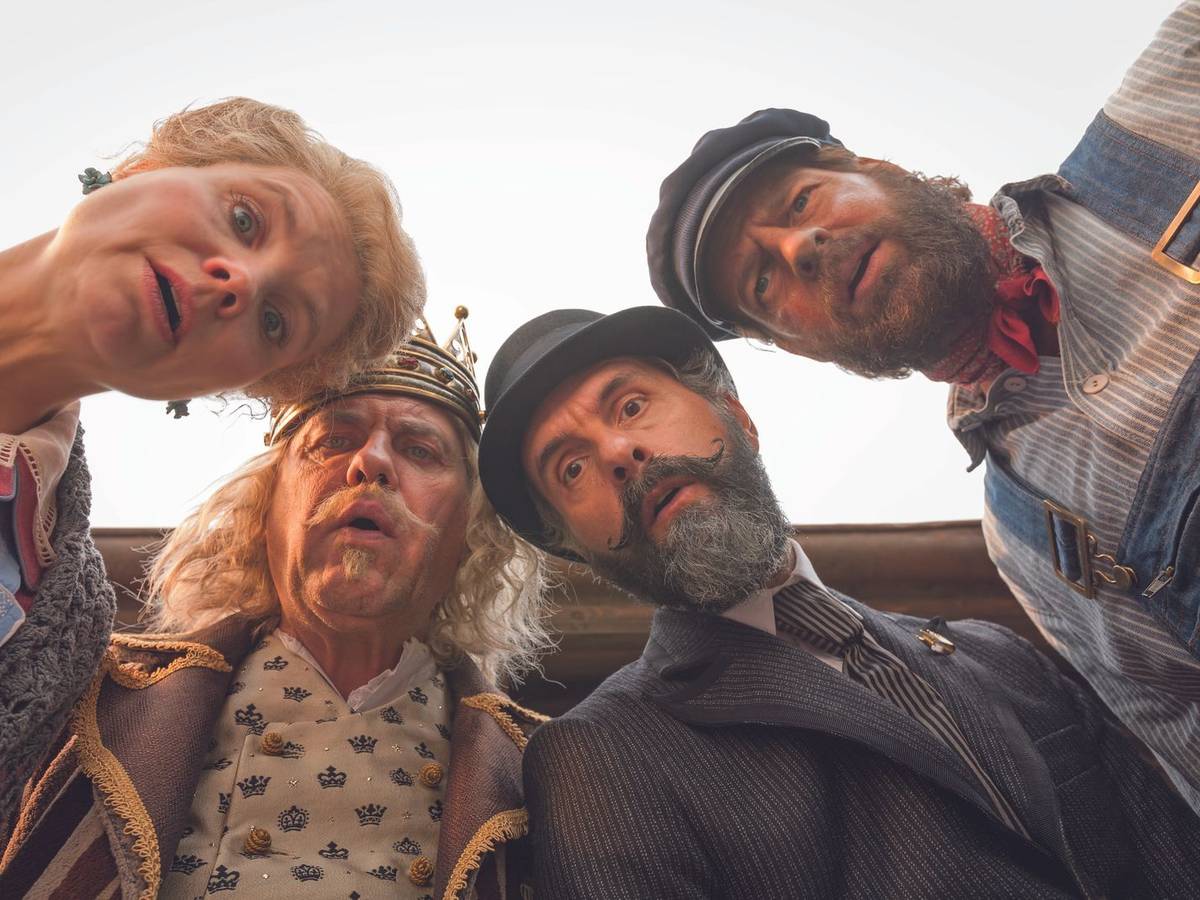 Frau Waas (Annette Frier, von links), König Alfons (Uwe Ochsenknecht), Herr Ärmel (Christoph Maria Herbst) und Lukas (Henning Baum) staunen nicht schlecht, als sie in einem mysteriösen Paket ein Baby finden. (Bild: 2018 RAT PACK FILMPRODUKTION GMBH / MALAO FILM INC. / WARNER BROS ENTERTAINMENT GMBH. / Conny Klein)