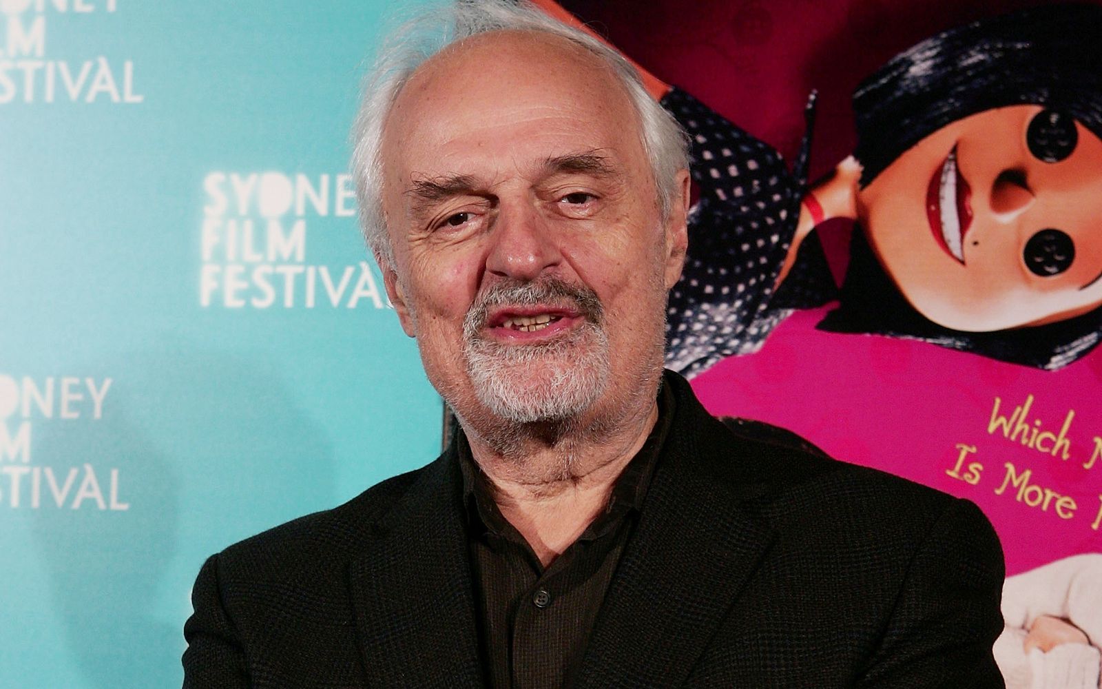 Ted Kotcheff drehte nicht nur „Rambo“, mit „Immer Ärger mit Bernie“ gelang ihm ein köstlicher Slapstick-Spaß mit einer Zutat Hitchcock-Hommage und einer Prise Gesellschaftskritik. (Bild: 2009 Getty Images/Gaye Gerard)