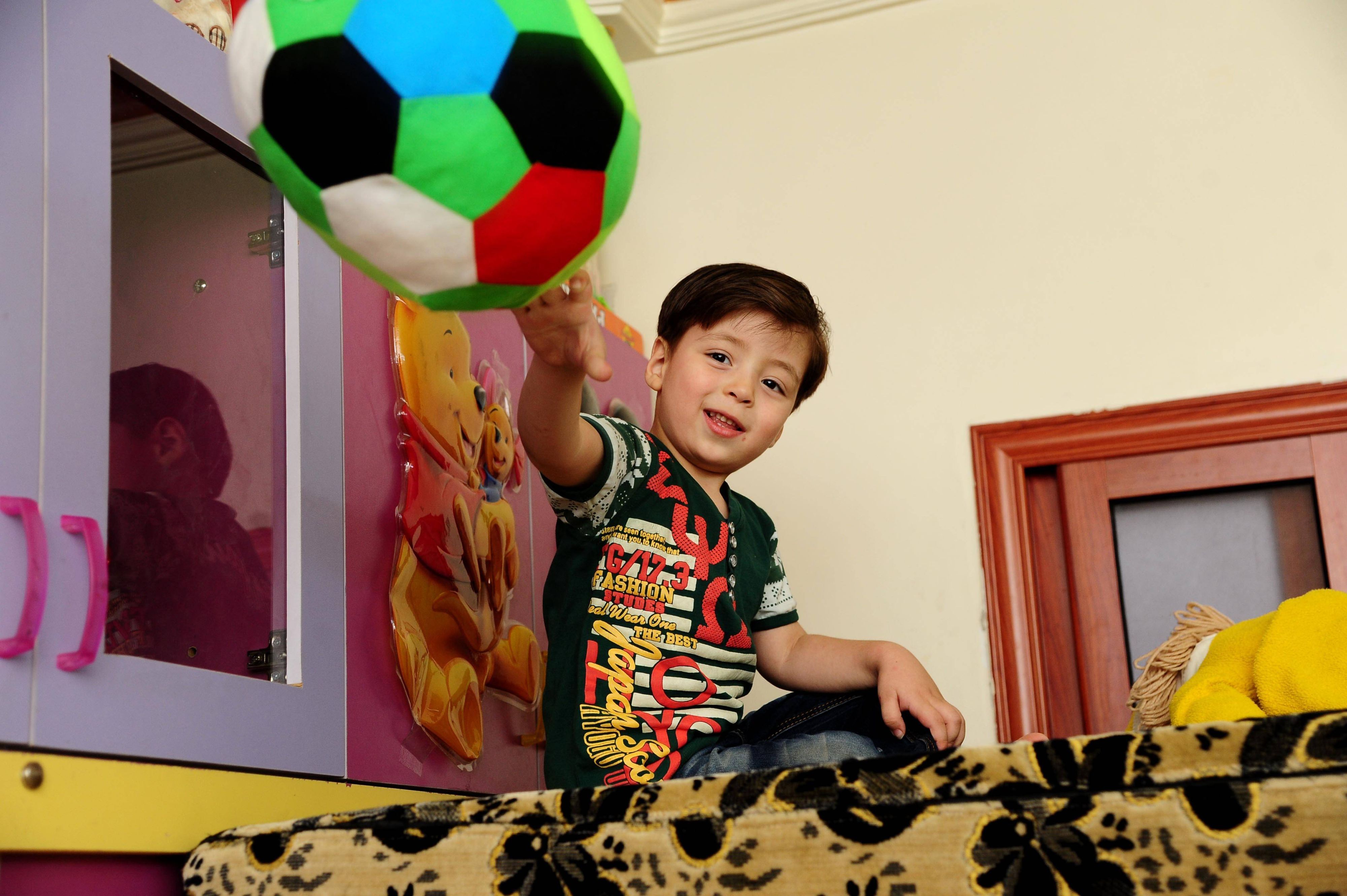 Omran Daqneesh im Juli 2017 in seinem Zuhause in Aleppo.