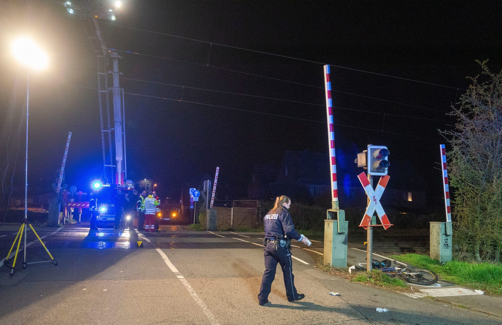 Polizei, Notarzt und Feuerwehr sind an der Unfallstelle an einem Bahnübergang im Einsatz.