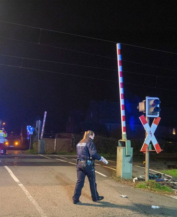 Polizei, Notarzt und Feuerwehr sind an der Unfallstelle an einem Bahnübergang im Einsatz.