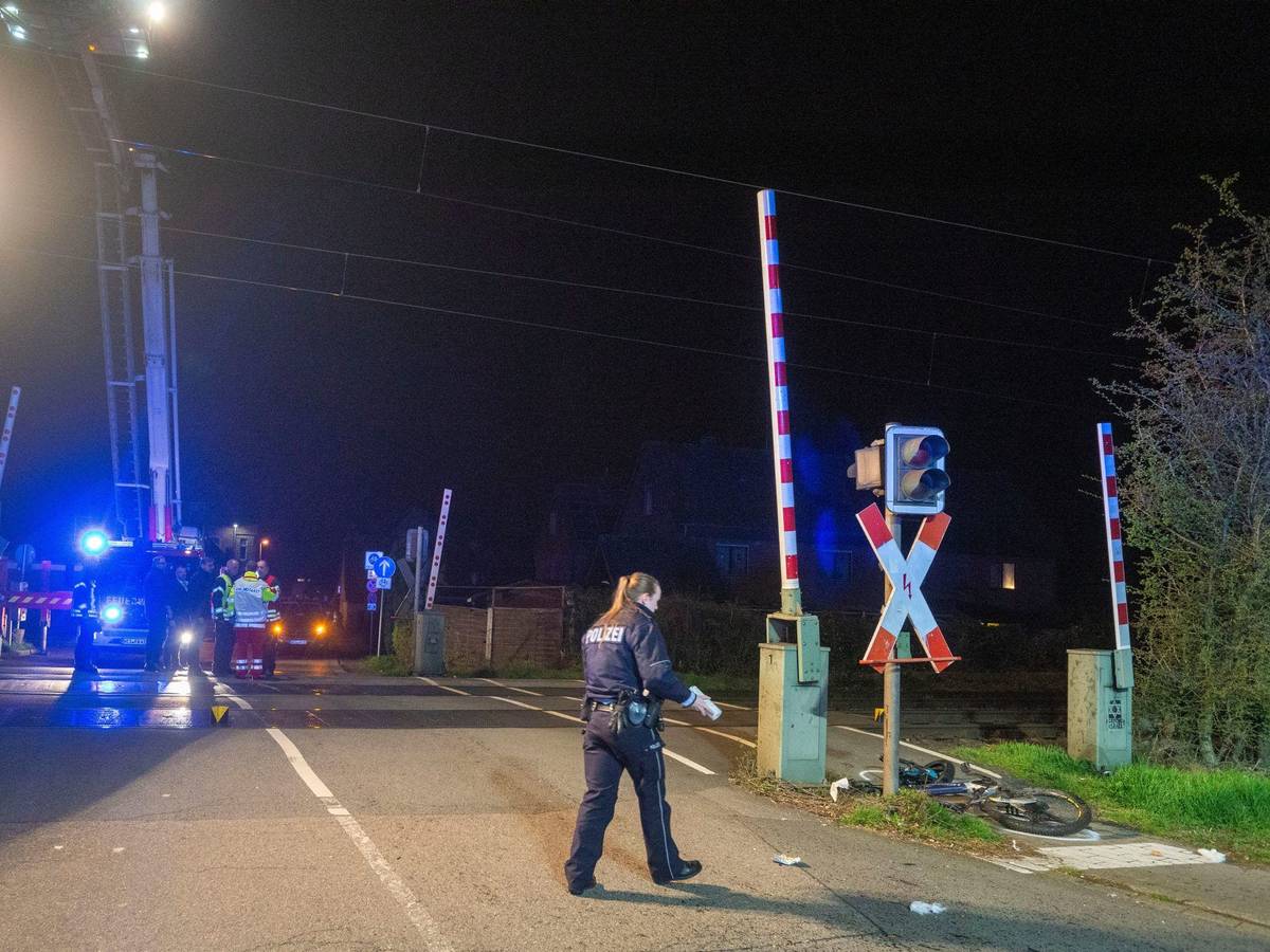 Polizei, Notarzt und Feuerwehr sind an der Unfallstelle an einem Bahnübergang im Einsatz.