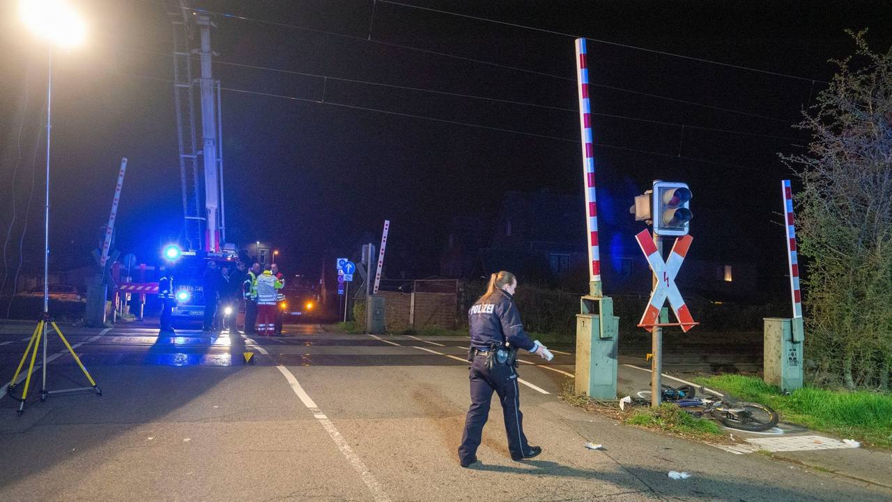 Polizei, Notarzt und Feuerwehr sind an der Unfallstelle an einem Bahnübergang im Einsatz.
