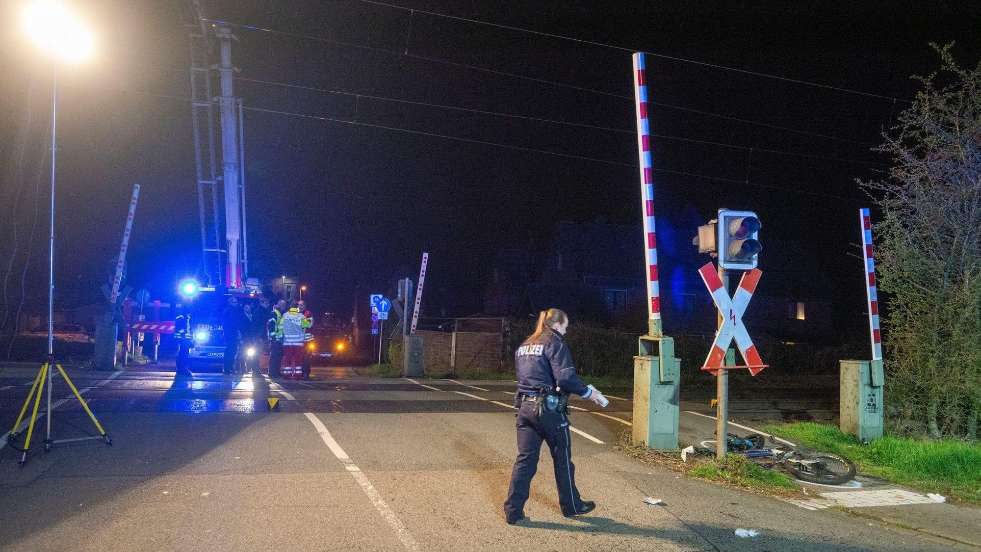 Polizei, Notarzt und Feuerwehr sind an der Unfallstelle an einem Bahnübergang im Einsatz.