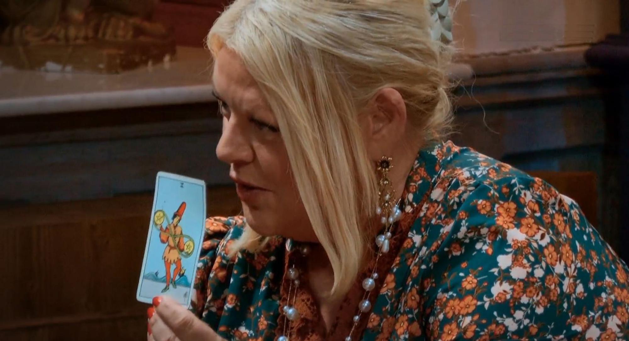 Die morgendliche Tarot-Ziehung hat es Tine Wittler gezeigt: „Einer unserer drei Maler ist ein Verräter.“ (Bild: RTL)