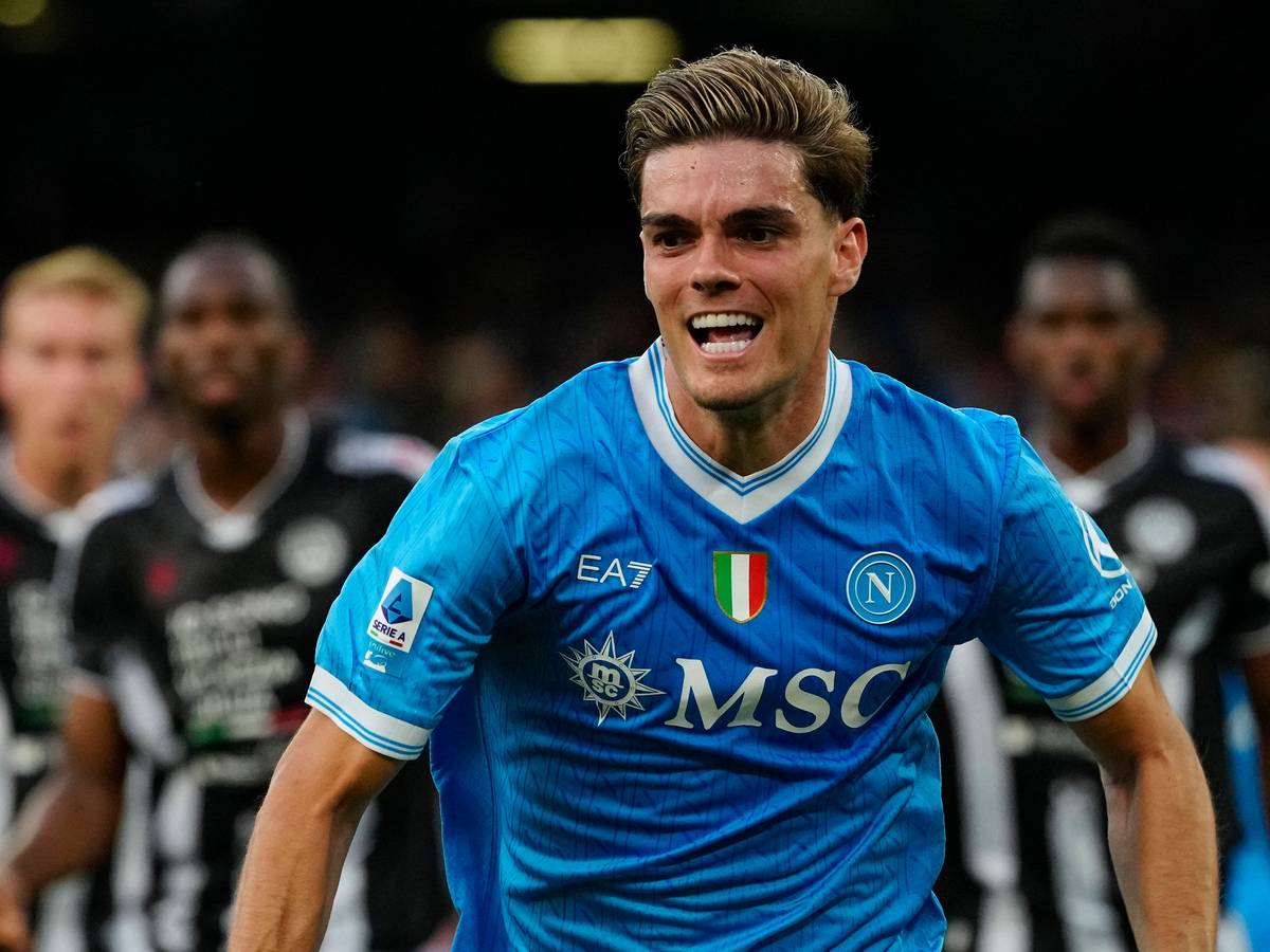 Miguel Gutierrez jubelt im Neapel-Trikot.