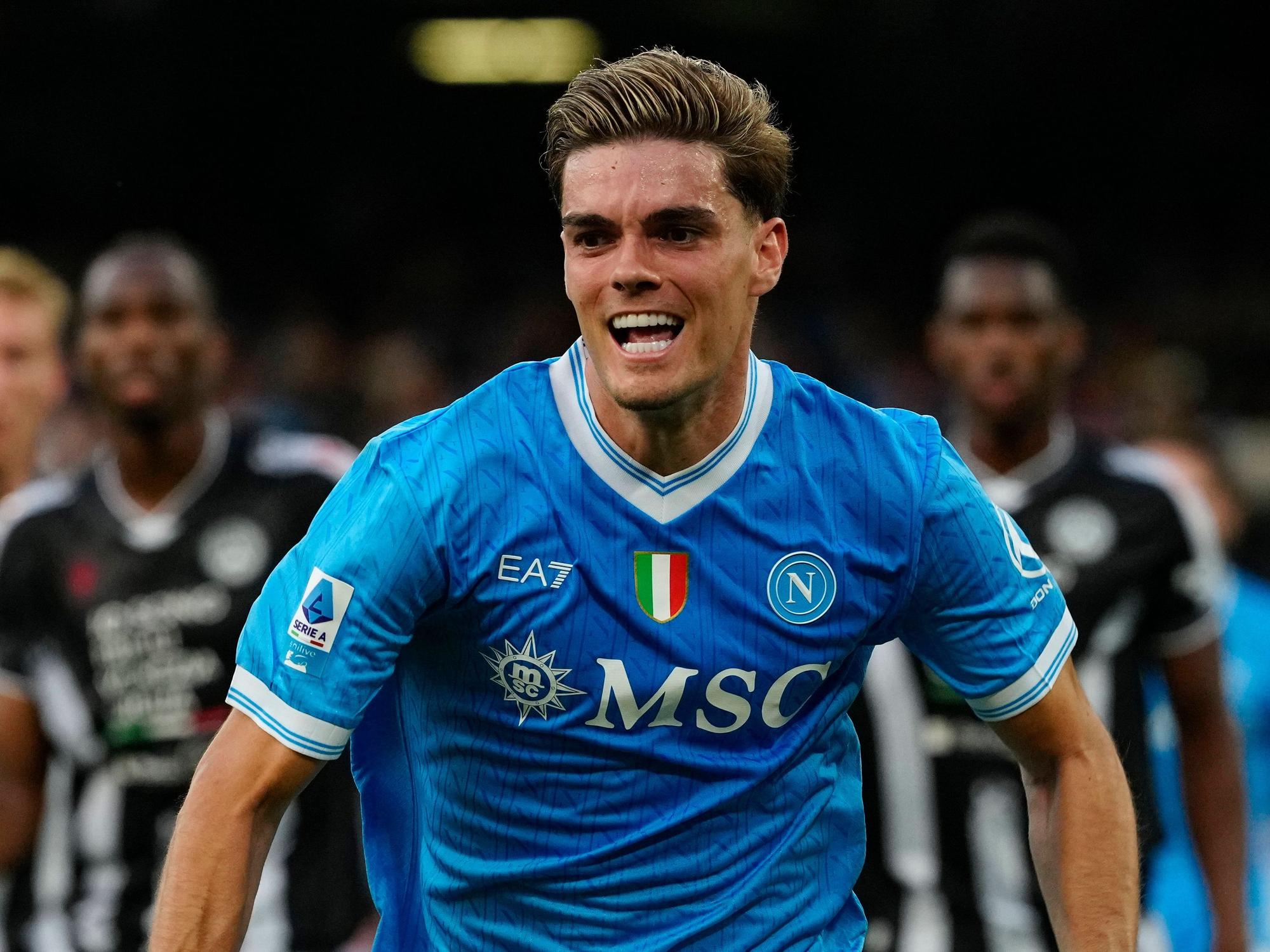 Miguel Gutierrez jubelt im Neapel-Trikot.