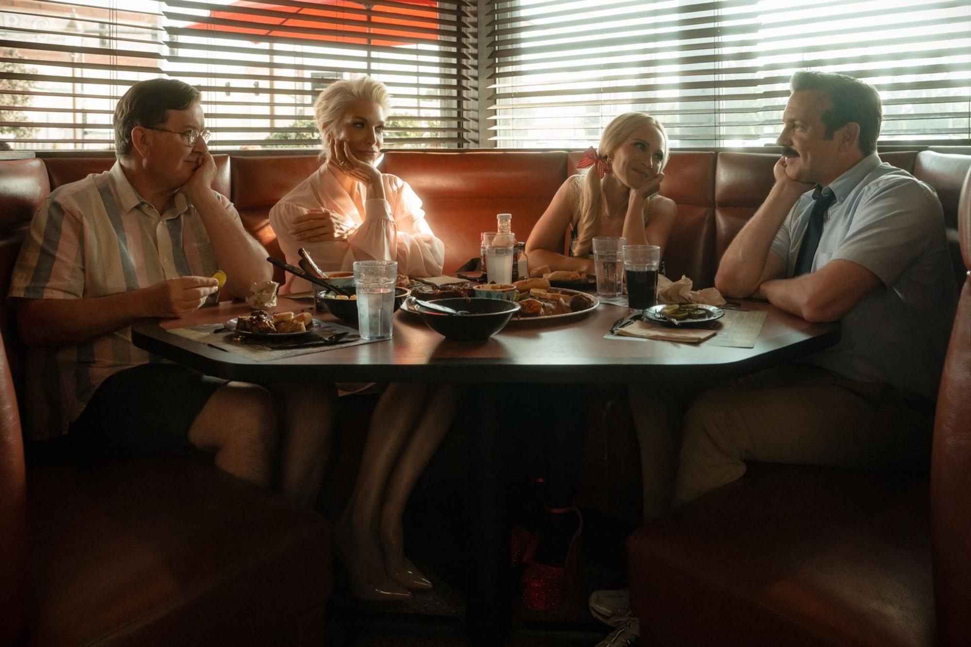 Spare Ribs für die Gäste: Leslie (Jeremy Swift, links) Clubchefin Rebecca (Hannah Waddingham, zweite von links) und Keeley (Juno Temple) sind extra nach Kansas geflogen, um Ted Lasso zur Rückkehr zu AFC Richmond zu überreden. (Bild: © Apple TV / Michael Becker)
