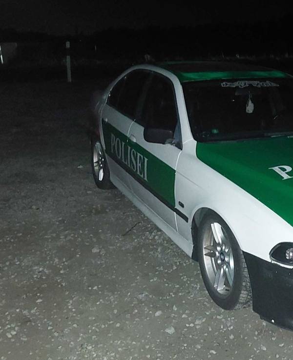 Polisei-Auto gestoppt