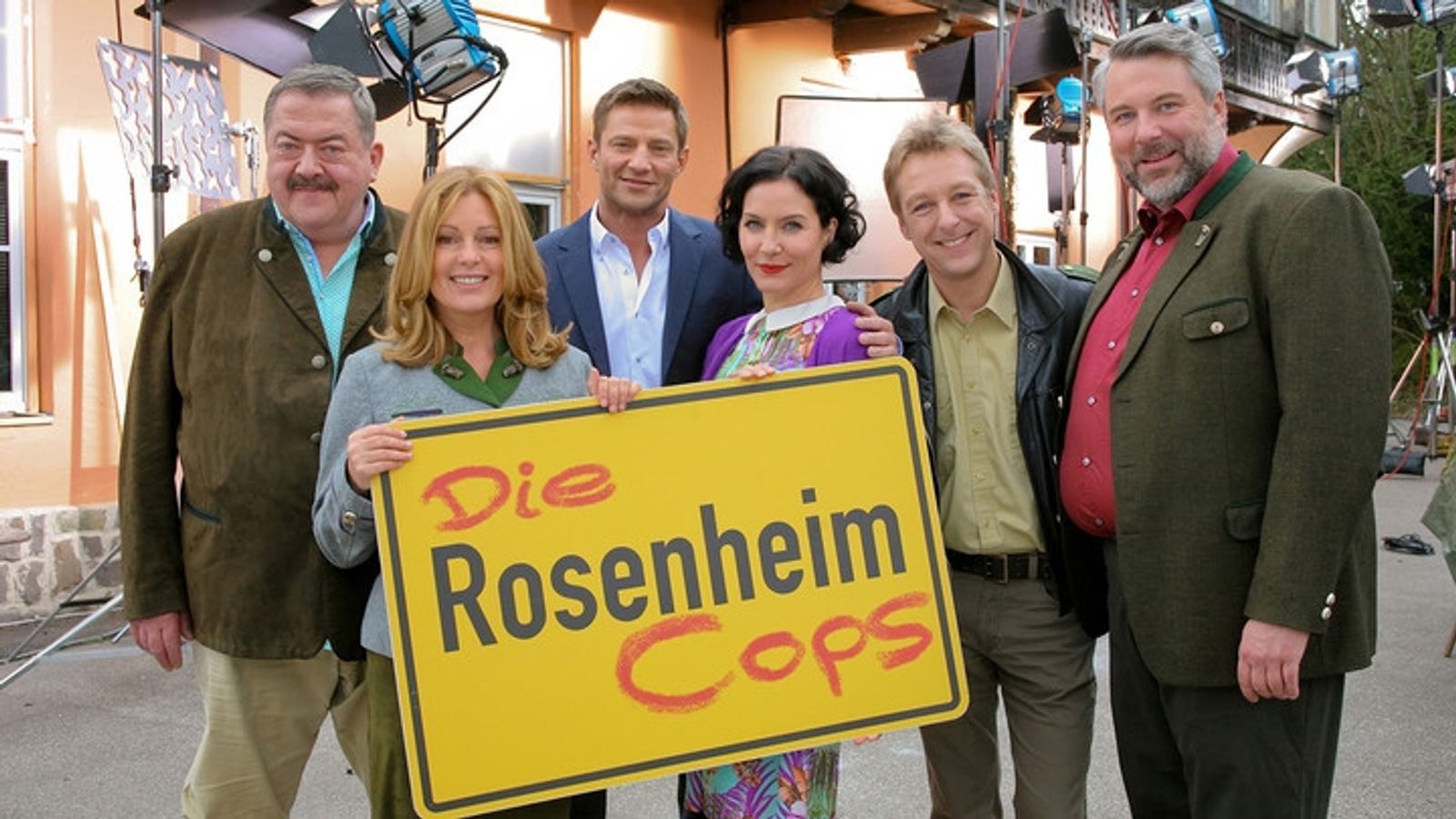 Er war der Neffe von Korbinian Hofer (Joseph Hannesschläger, links) und der Sohn von Marie Hofer (Karin Thaler, zweiter von links): Thomas Stielner, der bei den „Rosenheim-Cops“ Vincent Hofer spielte, hat der Schauspielerei den Rücken gekehrt. (Bild: ZDF / Christian A. Rieger)