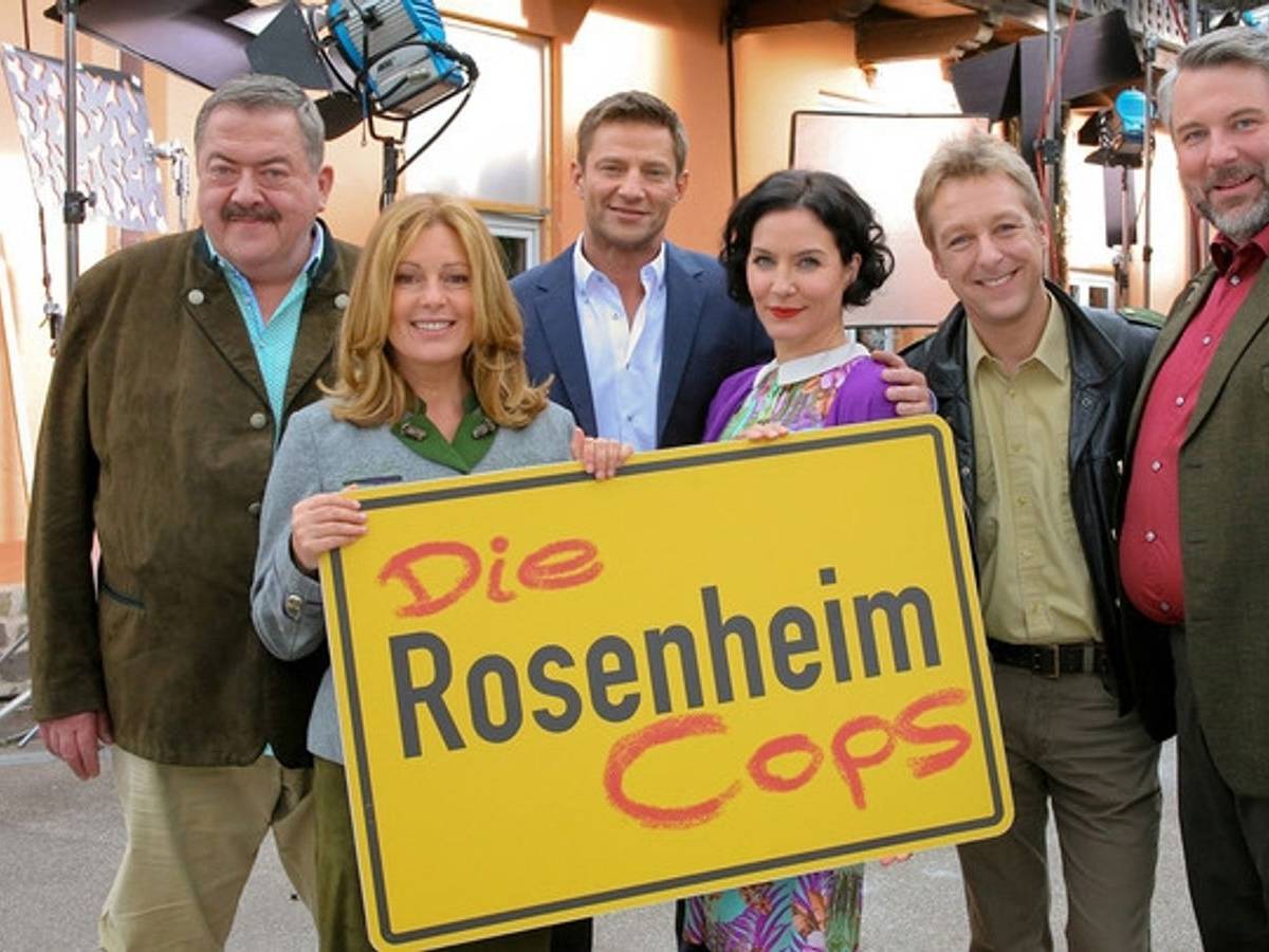 Er war der Neffe von Korbinian Hofer (Joseph Hannesschläger, links) und der Sohn von Marie Hofer (Karin Thaler, zweiter von links): Thomas Stielner, der bei den „Rosenheim-Cops“ Vincent Hofer spielte, hat der Schauspielerei den Rücken gekehrt. (Bild: ZDF / Christian A. Rieger)