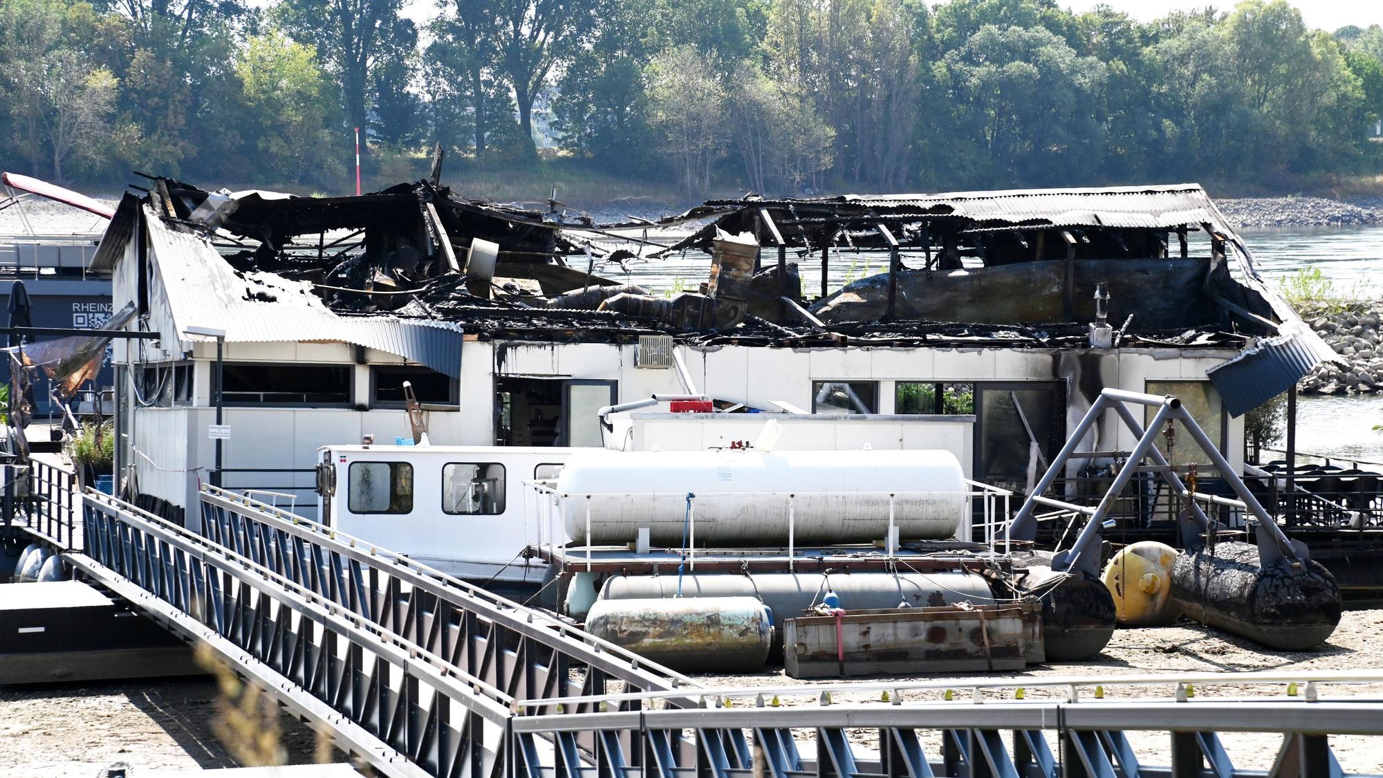 Das Dach des Sürther Bootshauses ist verbrannt.