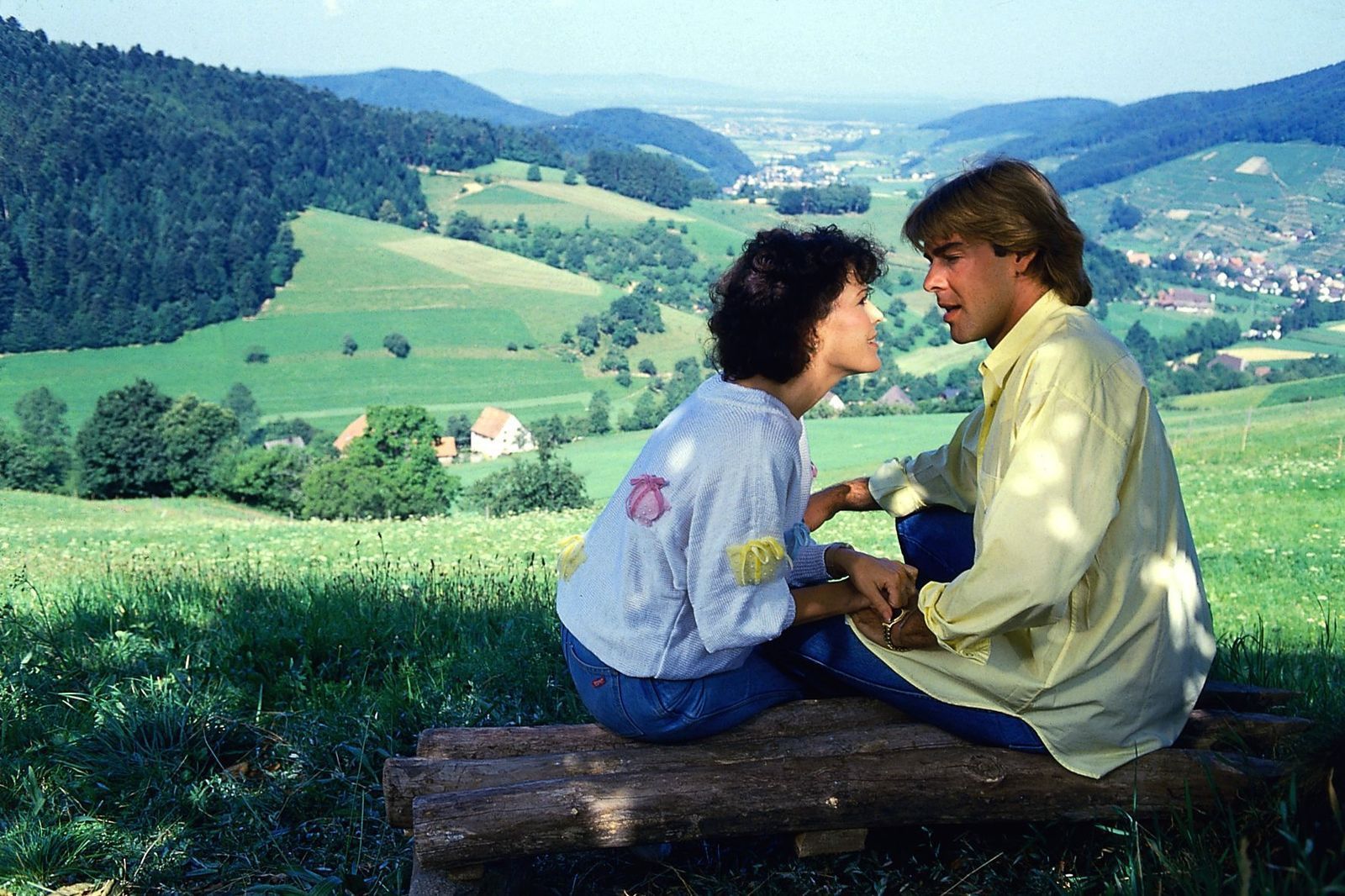 Ihren Durchbruch feierte Anja Kruse in der „Schwarzwaldklinik“: Dort spielte sie das Kindermädchen Claudia, das eine Affäre mit Udo Brinkmann (Sascha Hehn) beginnt. (Bild: ZDF / Thomas Waldhelm)