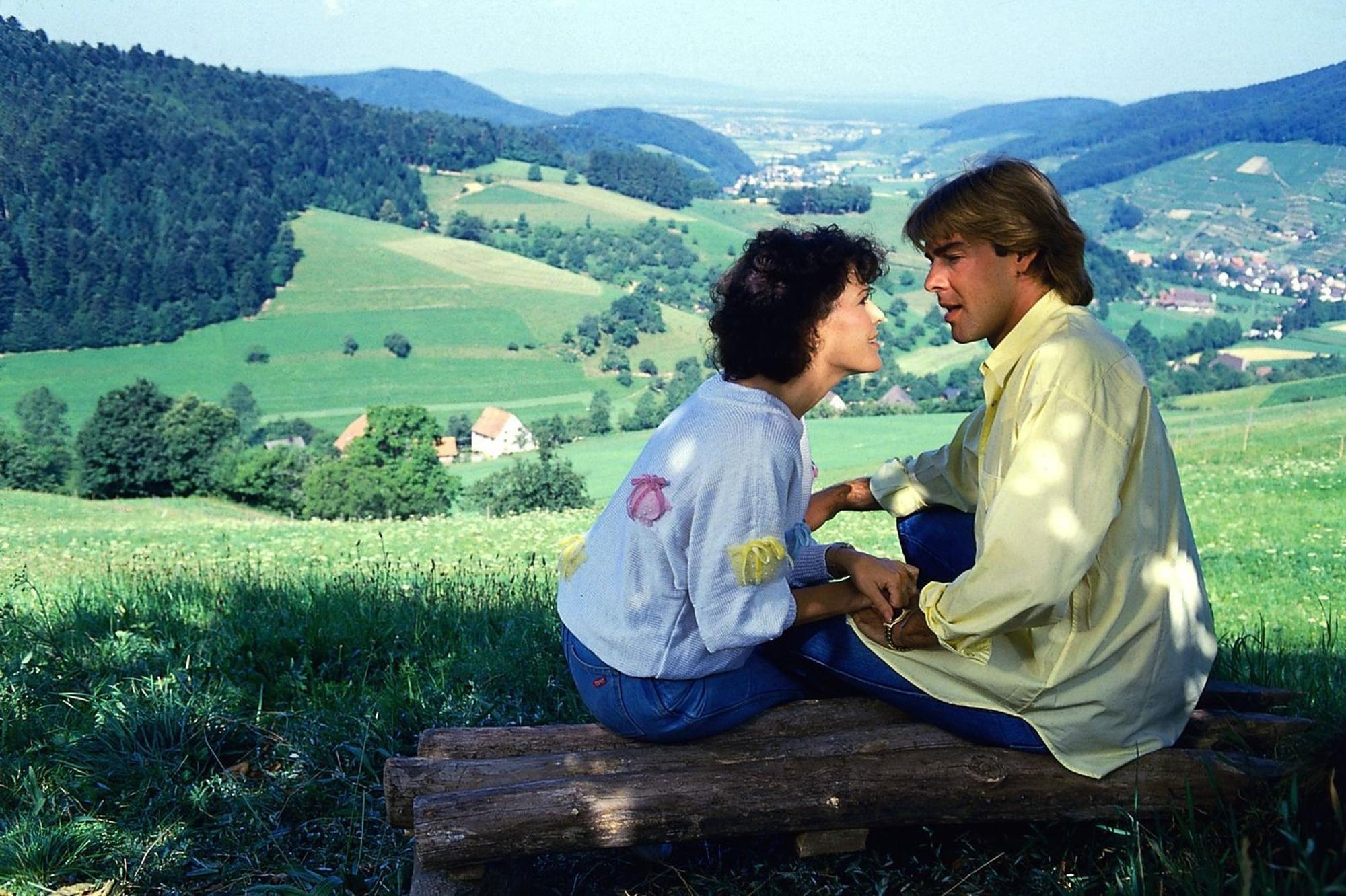 Ihren Durchbruch feierte Anja Kruse in der „Schwarzwaldklinik“: Dort spielte sie das Kindermädchen Claudia, das eine Affäre mit Udo Brinkmann (Sascha Hehn) beginnt. (Bild: ZDF / Thomas Waldhelm)