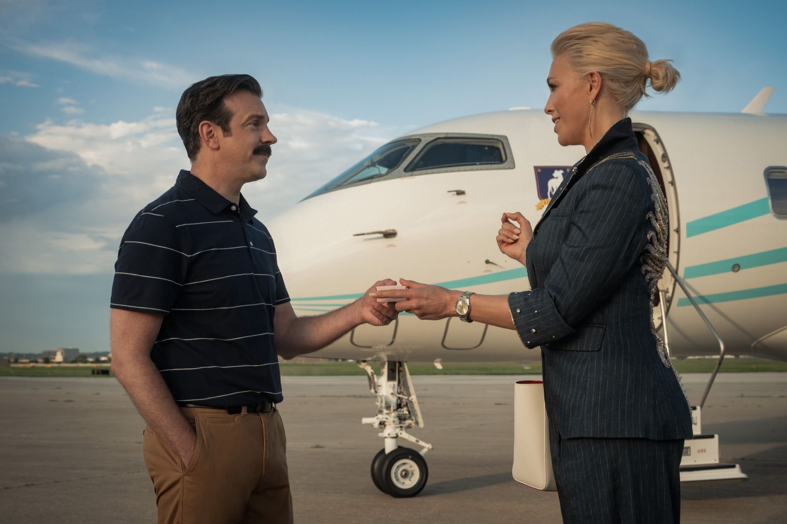 Ted Lasso (Jason Sudeikis) ist von Rebeccas (Hannah Waddingham) Angebot nicht sofort zu 100 Prozent überzeugt. (Bild: © Apple TV / Michael Becker)